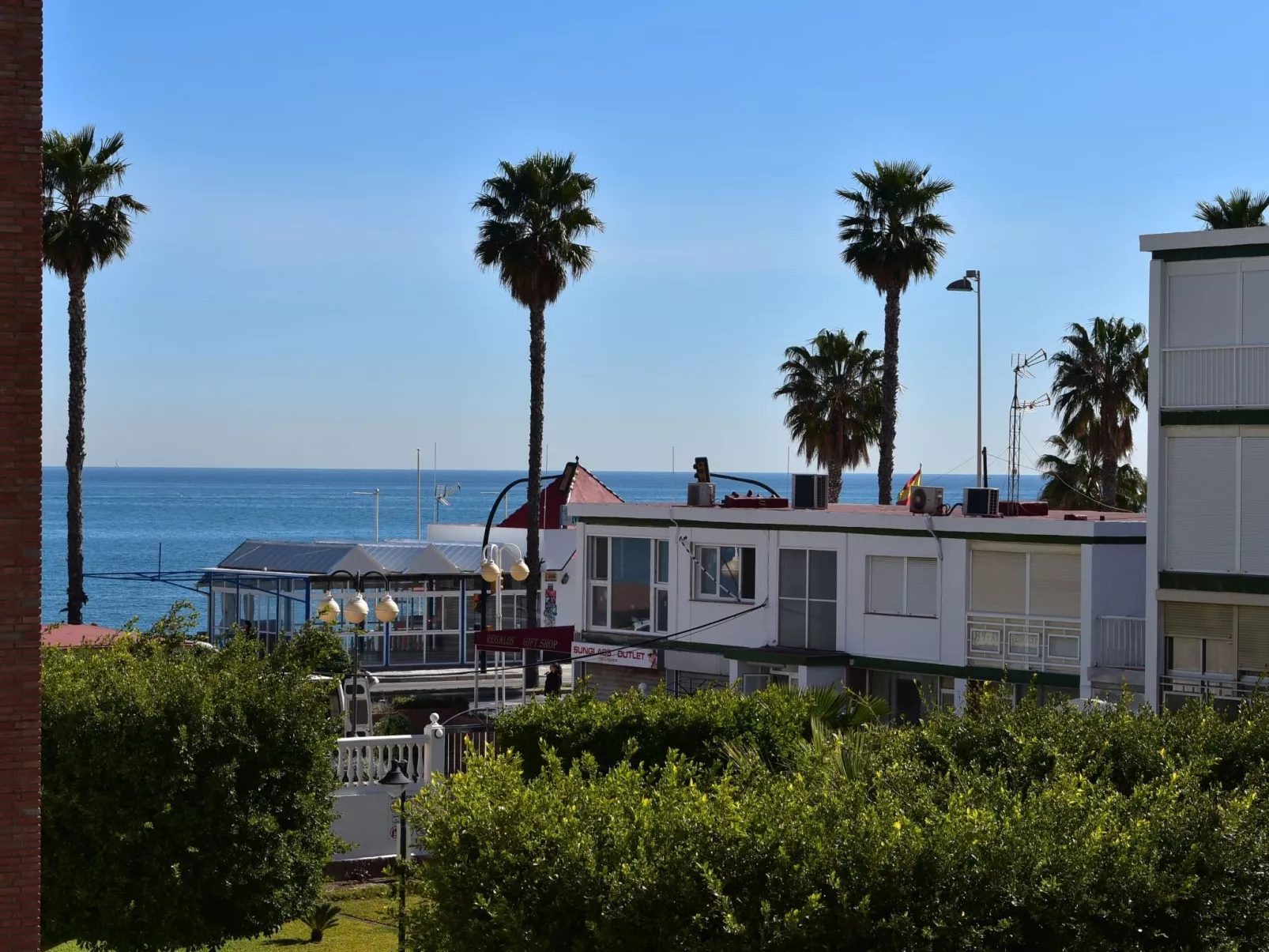 Helle und renovierte Ferienwohnung mit Balkon und tollem Blick auf das Meer-Buiten