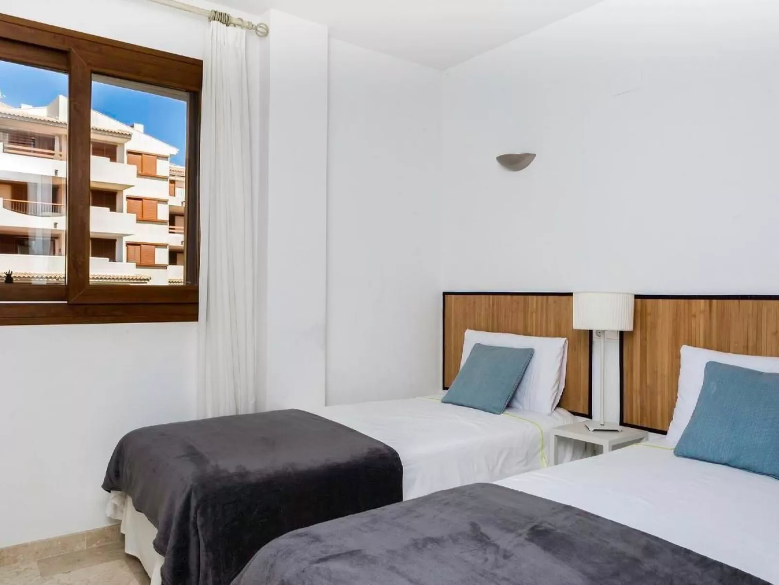 "Blue" mit Schwimmbad-Image-tags.info