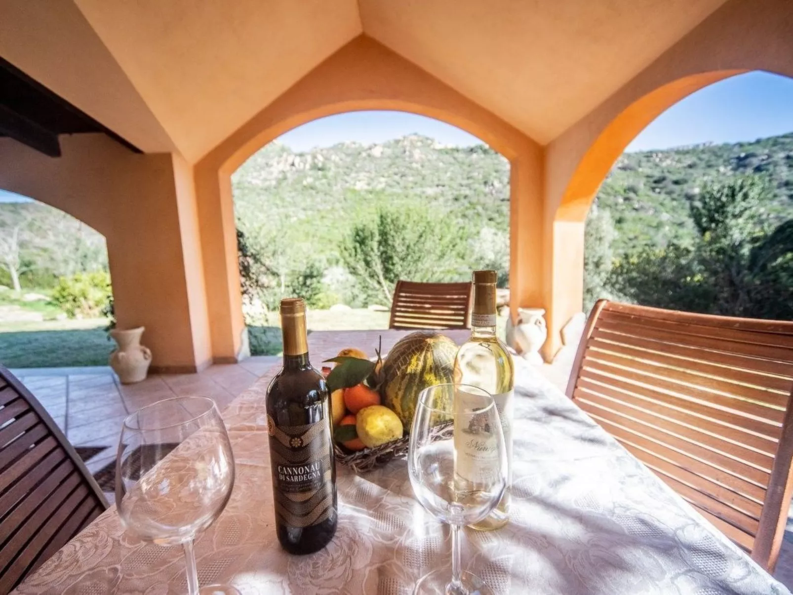 Schöne moderne Villa in privater Lage, umgeben von üppiger Natur