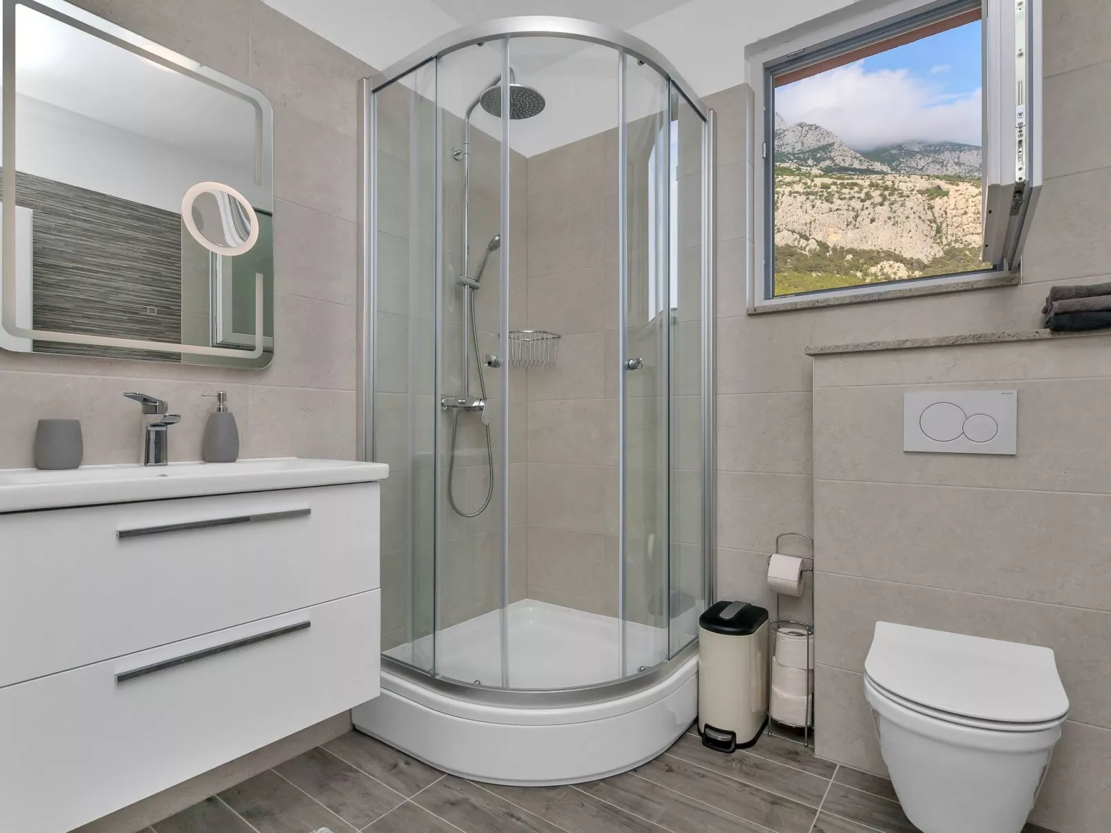 Villa mit beheiztem Pool und fünf Schlafzimmer-Binnen