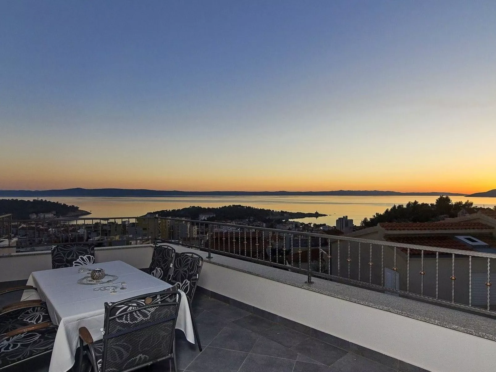 Penthousewohnung mit Whirlpool und Meerblick-Buiten