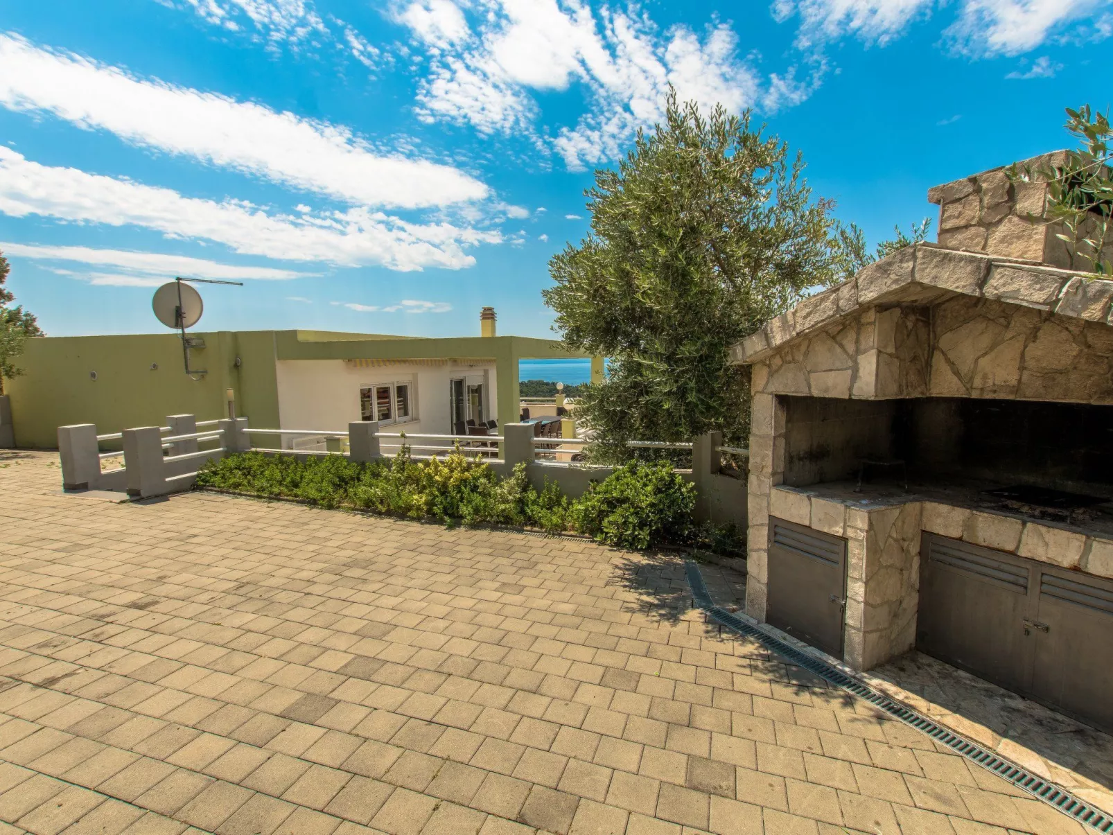 Ozzi mit privatem Pool-Buiten