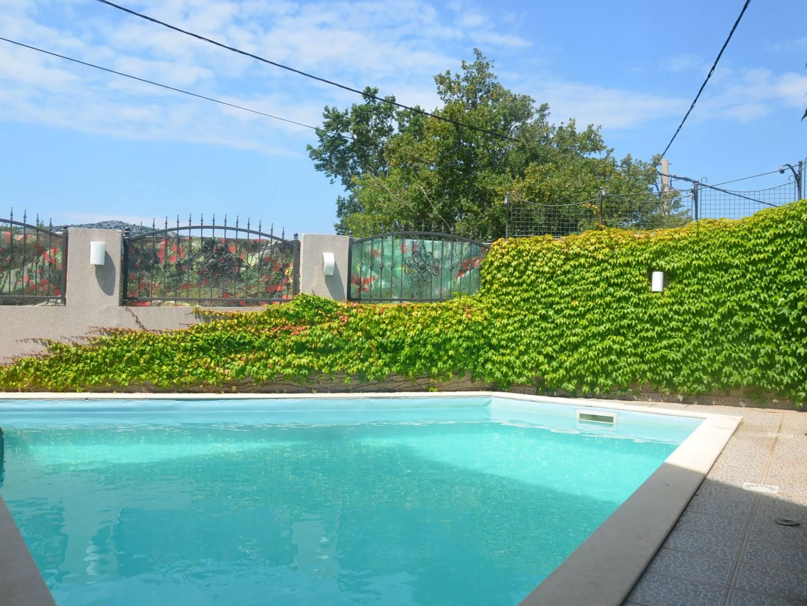 Großes Ferienhaus mit eigenem Pool und Terrasse-Buiten