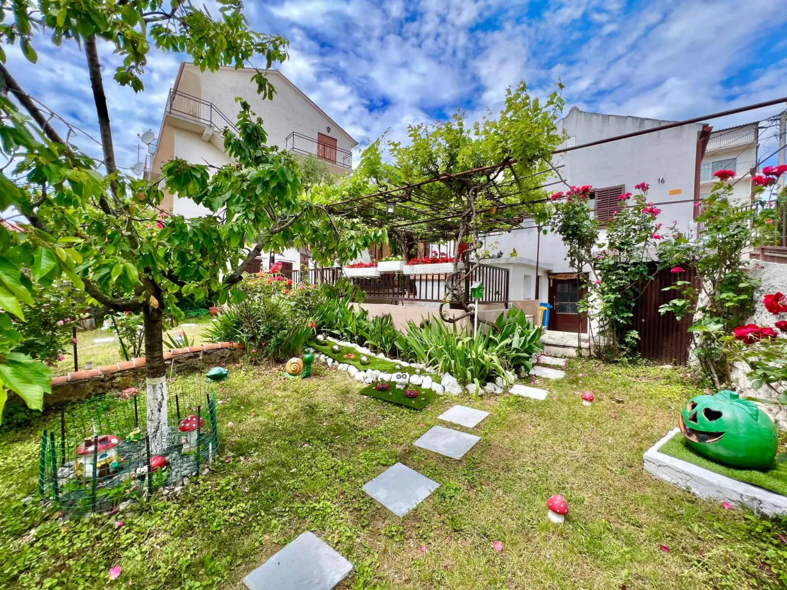 Mit eigenem Garten und Grill-Buiten