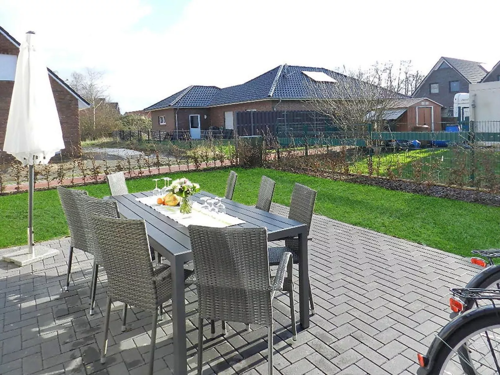 In Burhave mit Großer Terrasse-Buiten