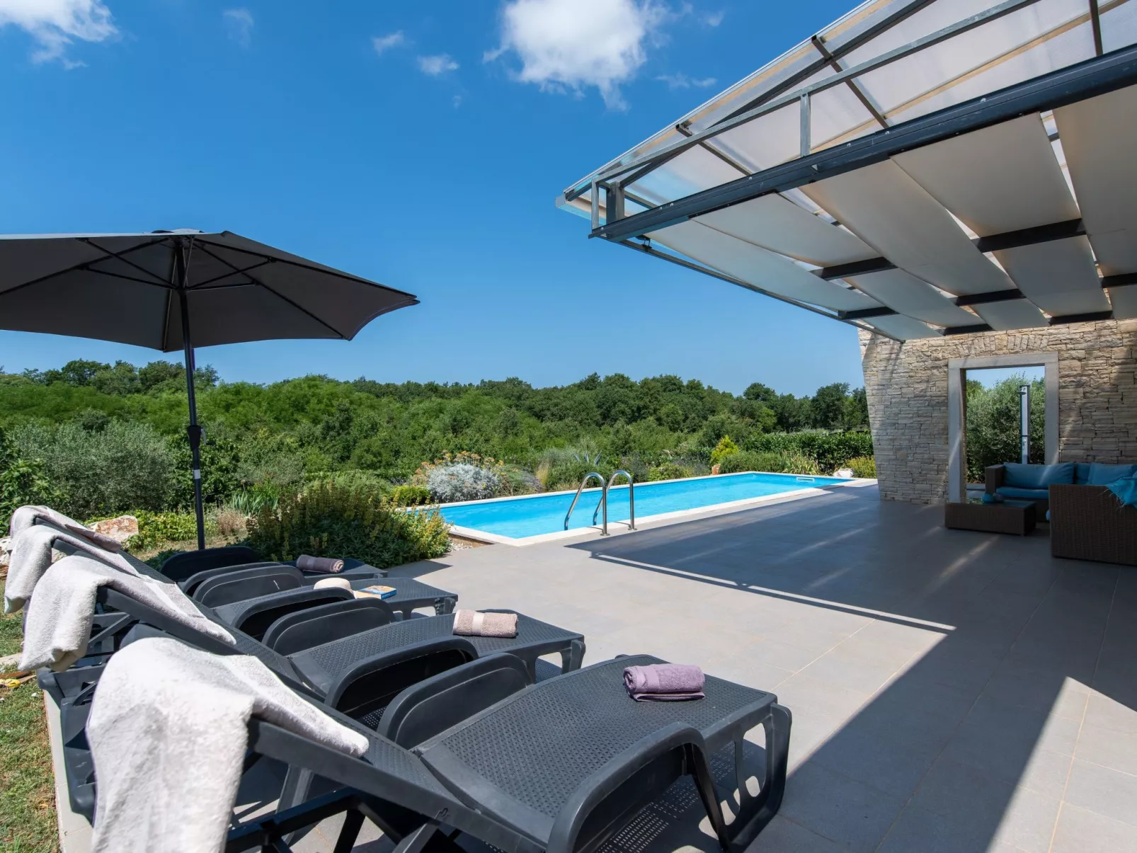 Wunderschönes Ferienhaus in Bužinija mit Pool-Buiten