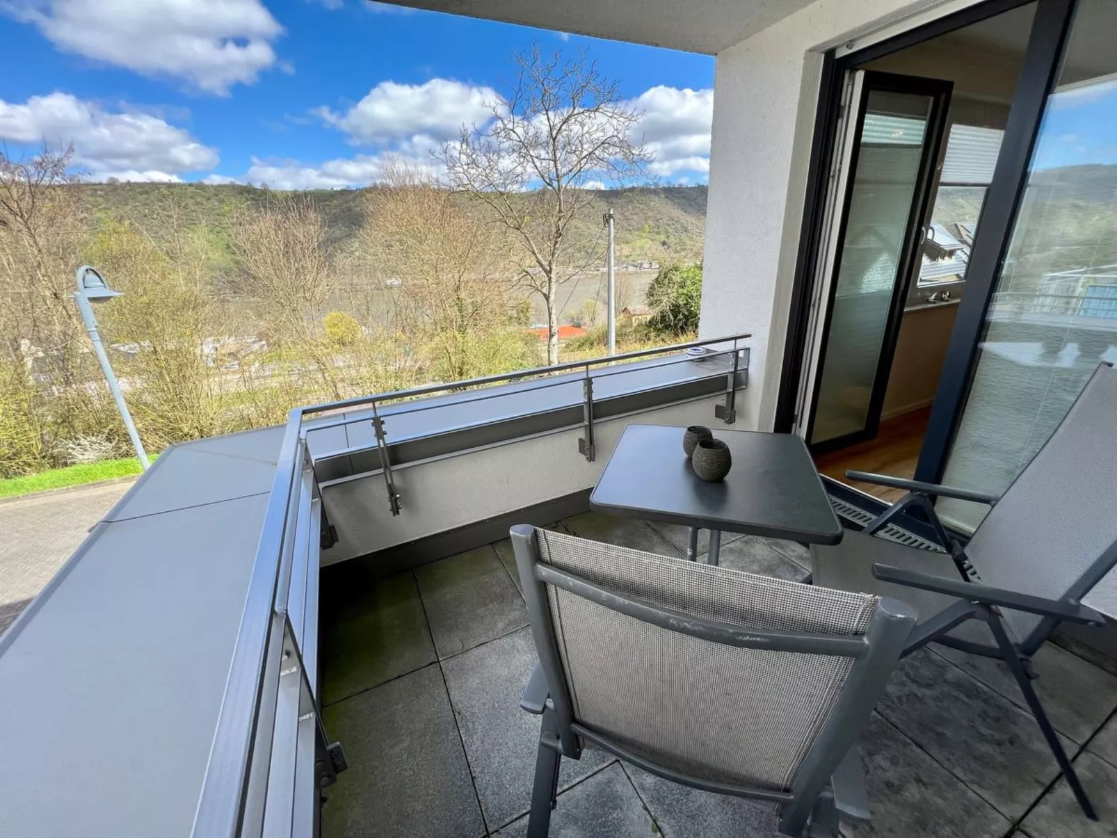 Moderne Wohnung mit Parkplatz und Rheinblick-Buiten