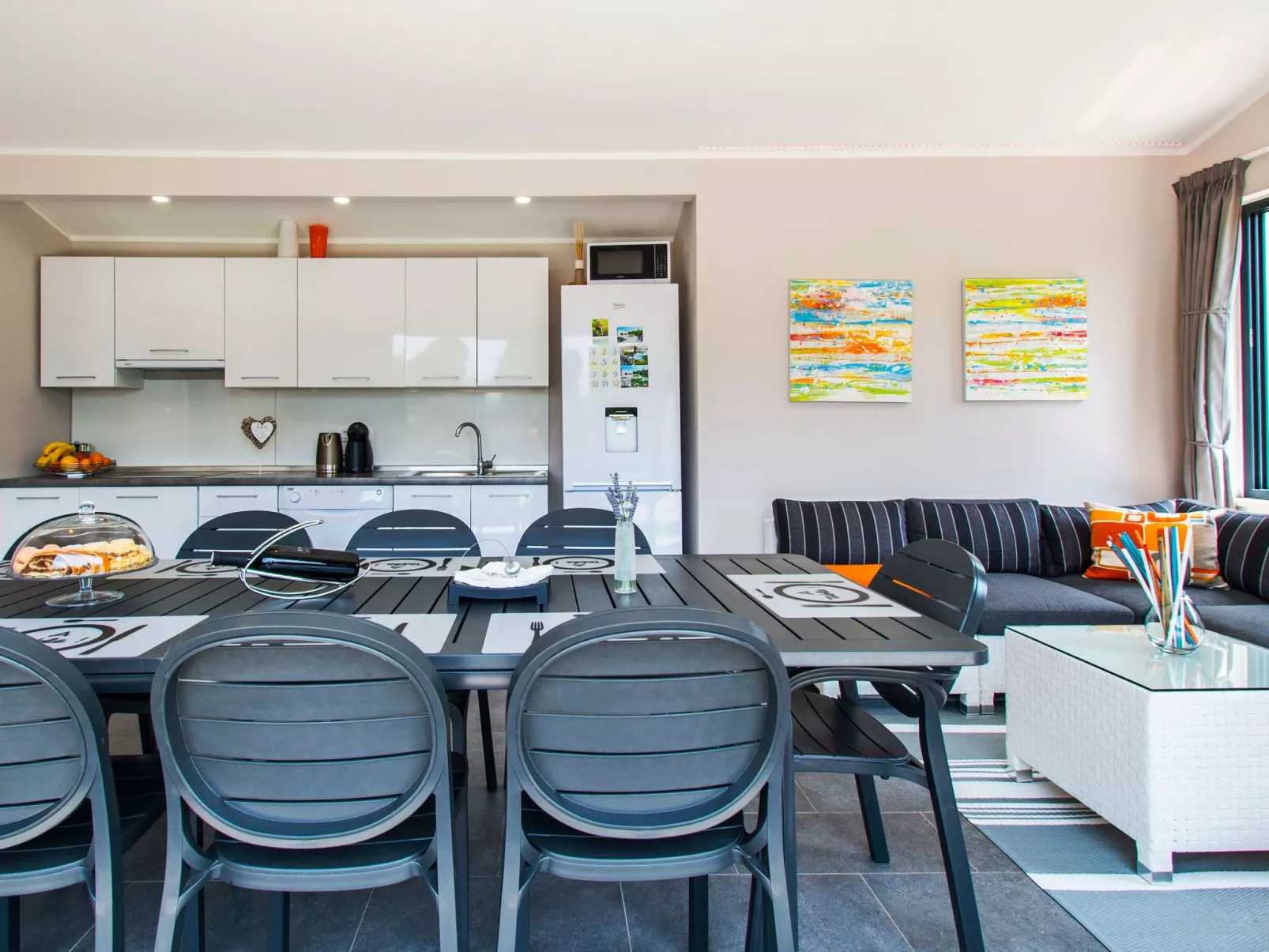 Schöne Villa mit Garten und Biodesign-Pool-Binnen