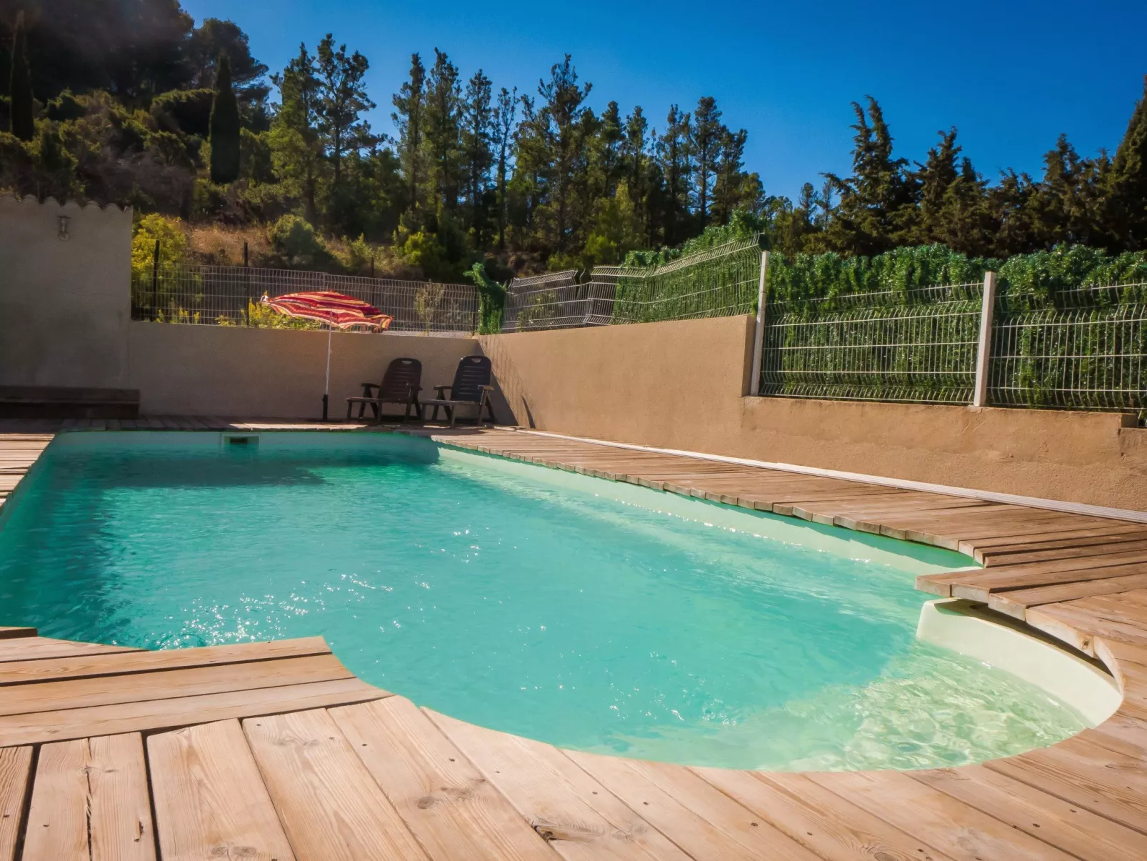 Komfortables Ferienhaus mit Privatpool-Buiten