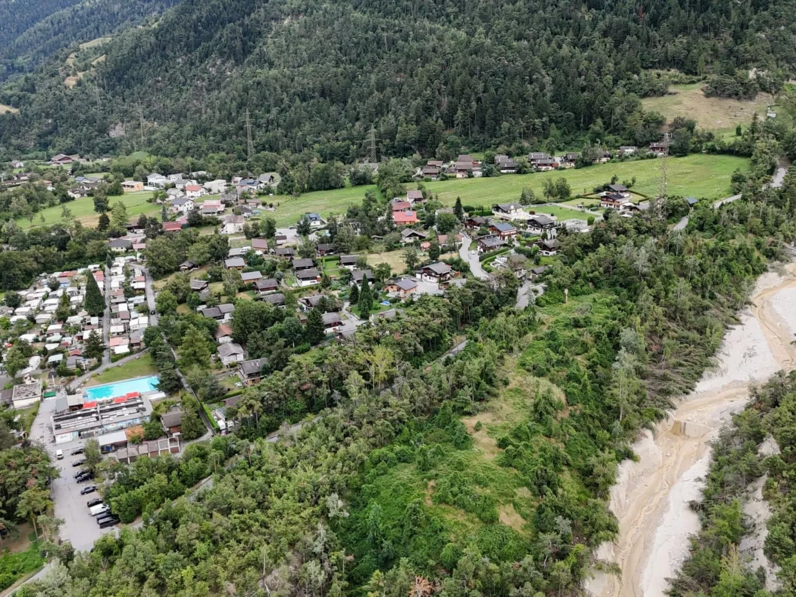 Chalet Haus (bei Einfahrt grosser Nussbaum )-Buiten
