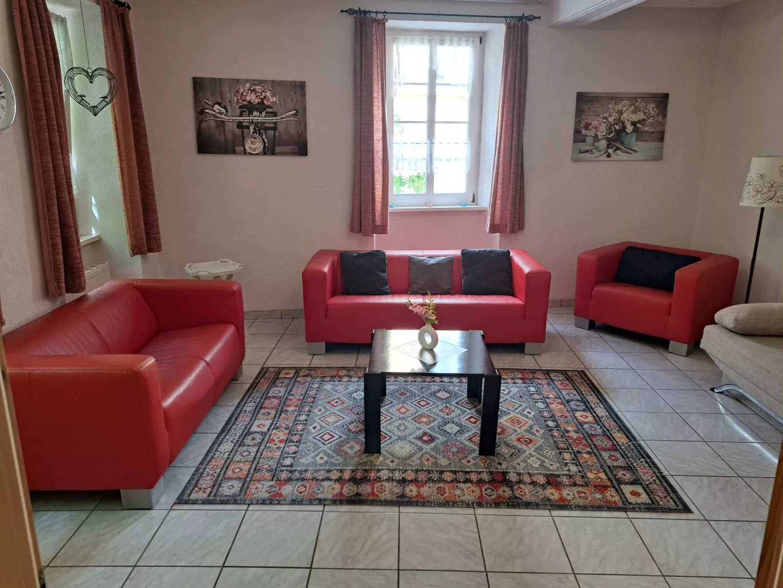 Mit Garten und Parkplatz-Binnen