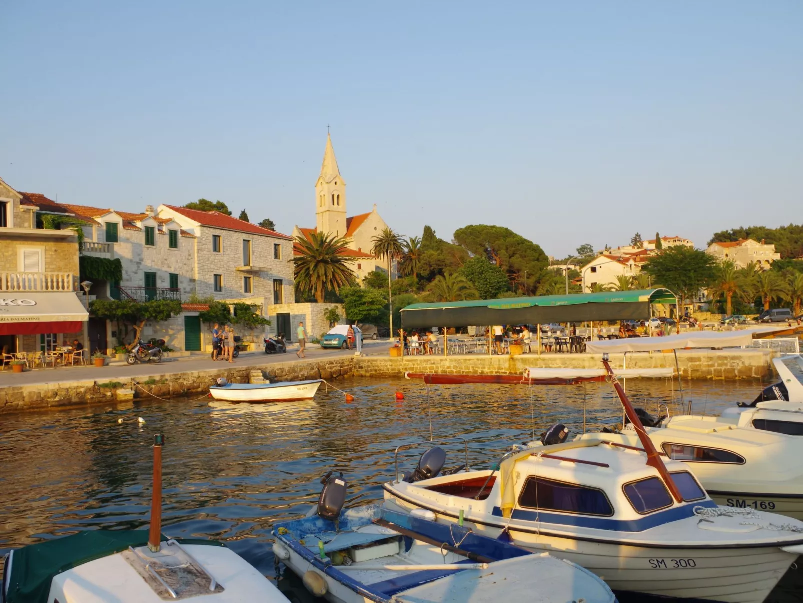Schönes Ferienhaus mit privatem Pool-Buiten
