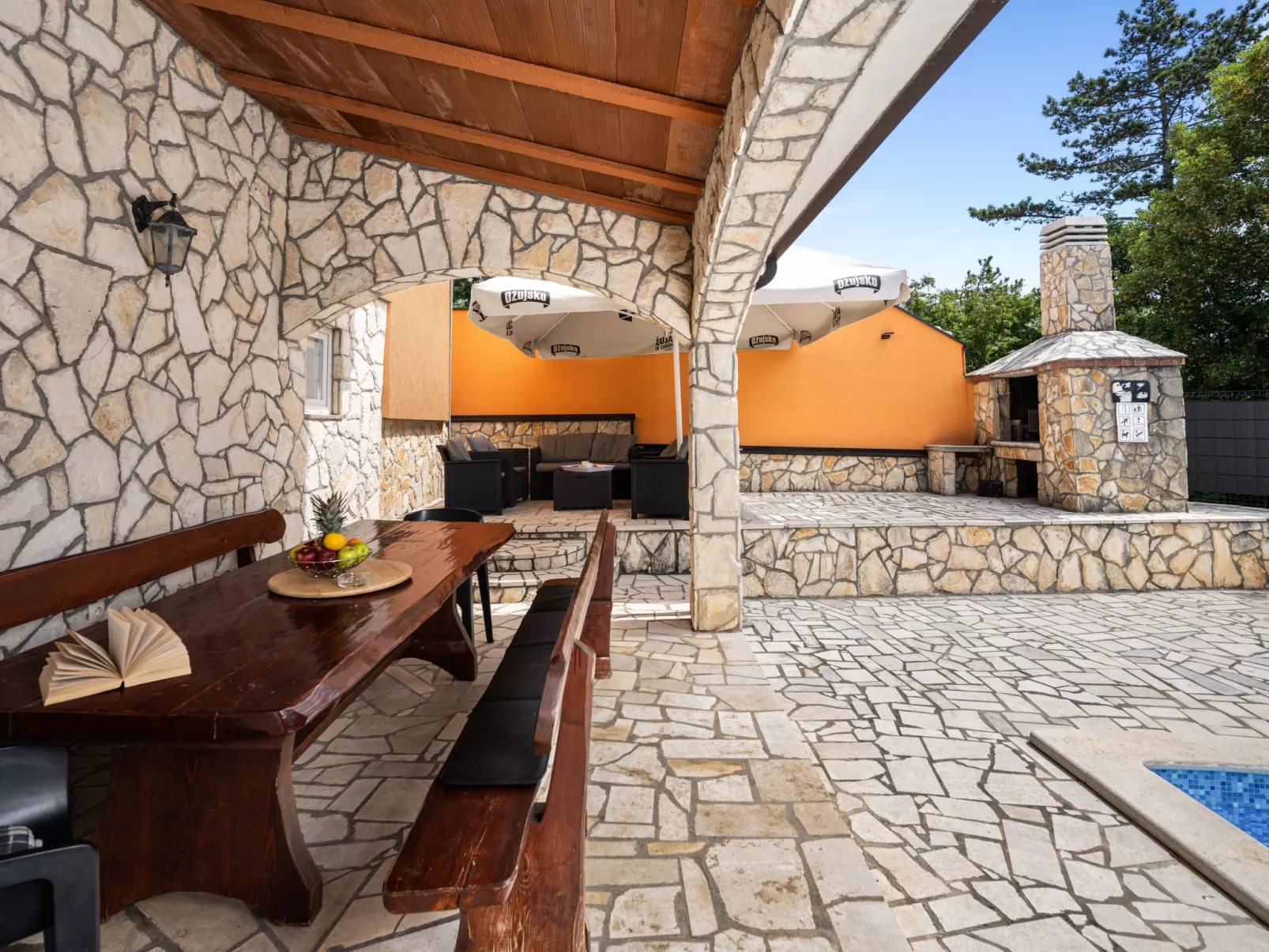 Villa Fortuna für bis zu 9 Personen und mit beheiztem Aussenpool-Buiten