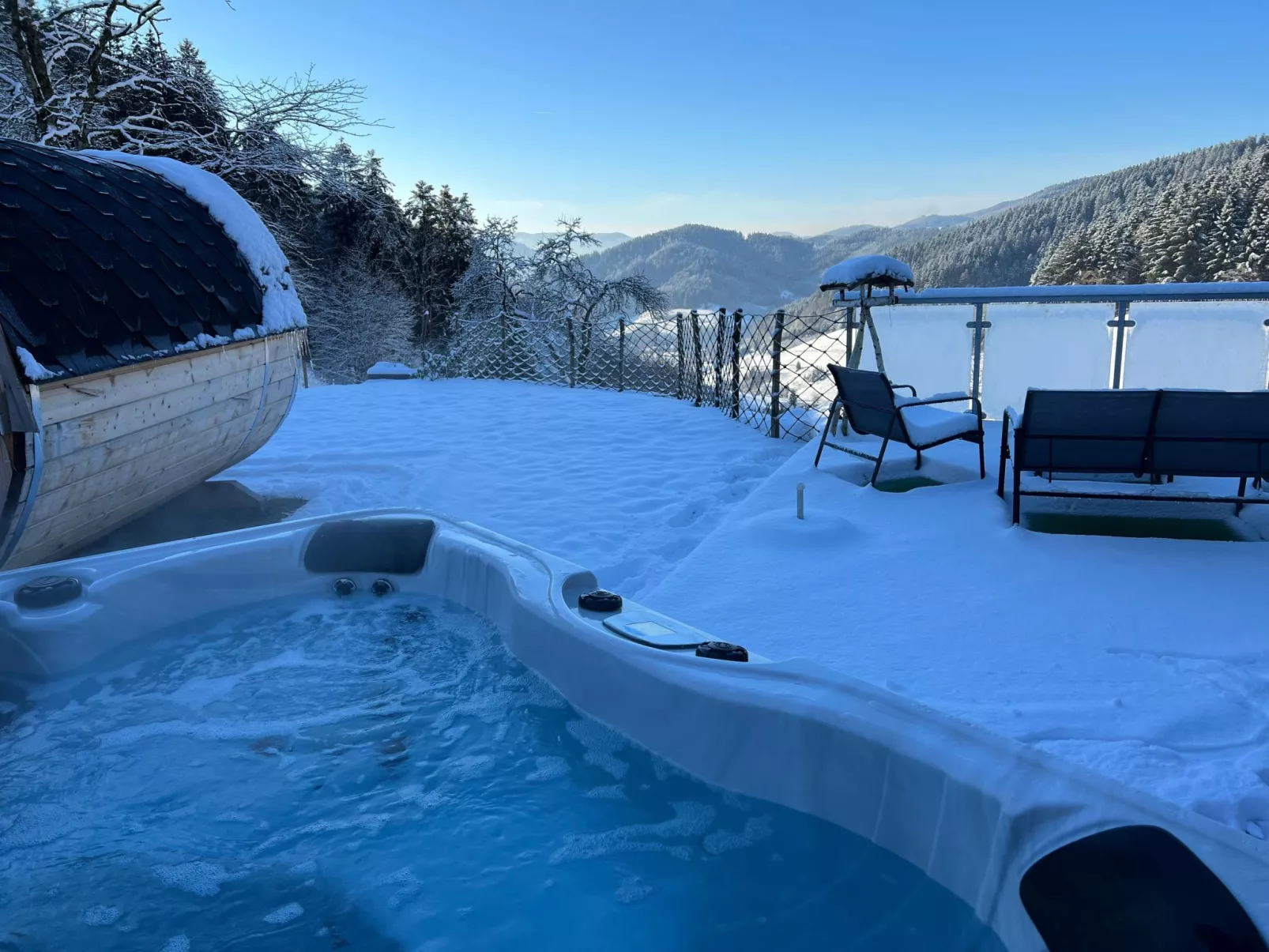 FeWo mit Whirlpool und Fass-Sauna im Schwarzwald-Buiten