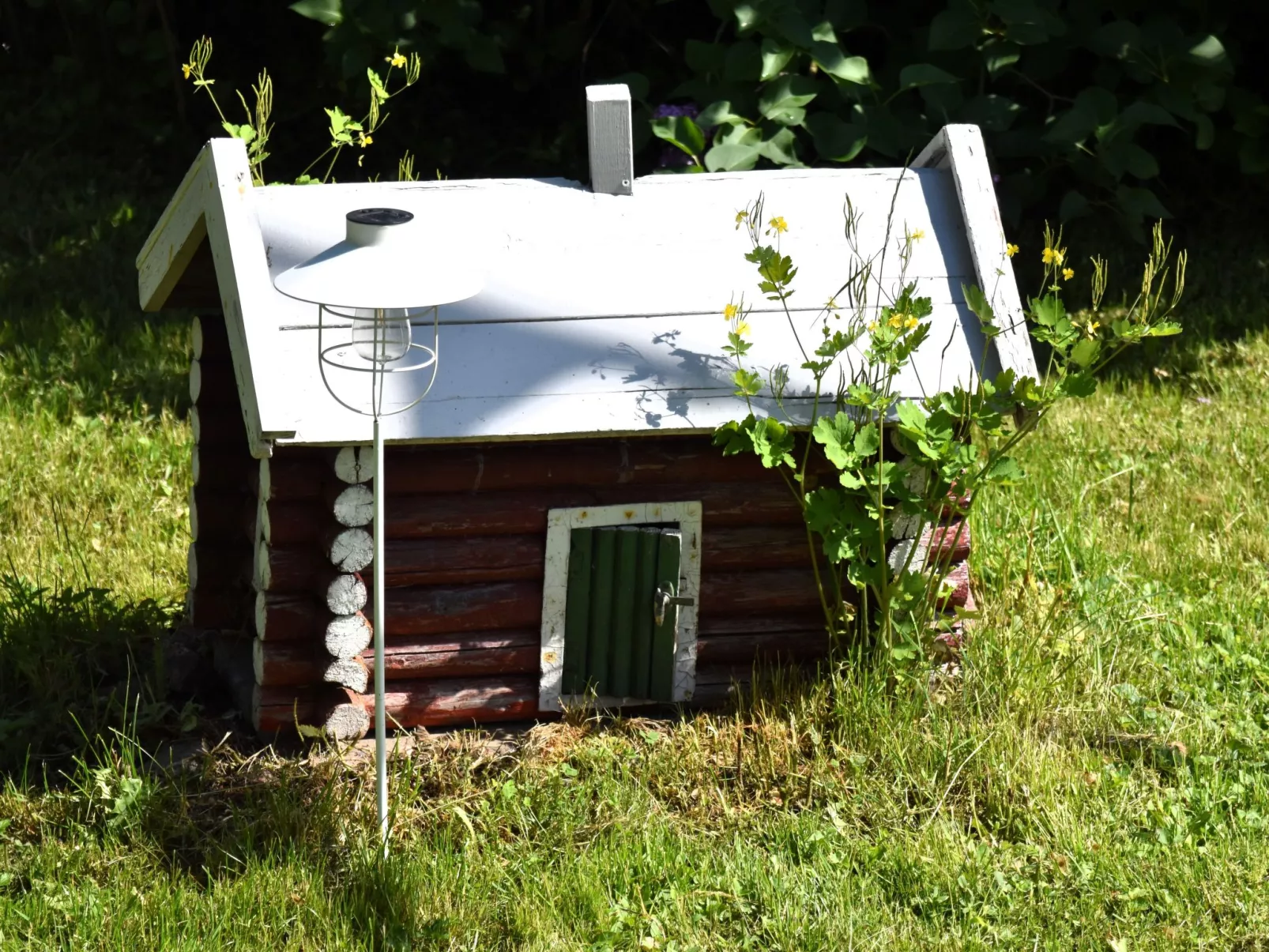 Typisch schwedisches Ferienhaus mit Garten-Buiten
