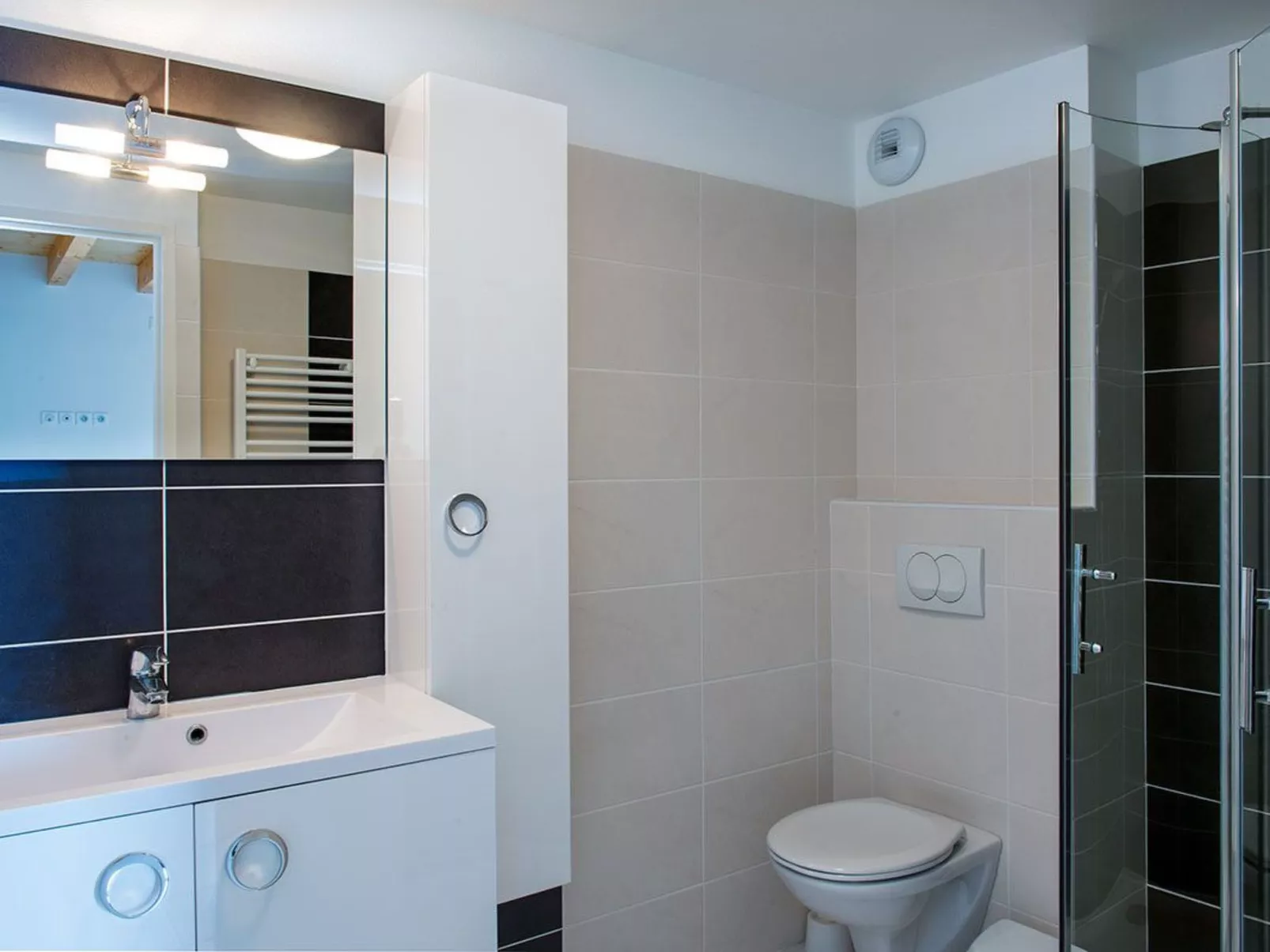 Mit Blick auf das Wasser-Binnen