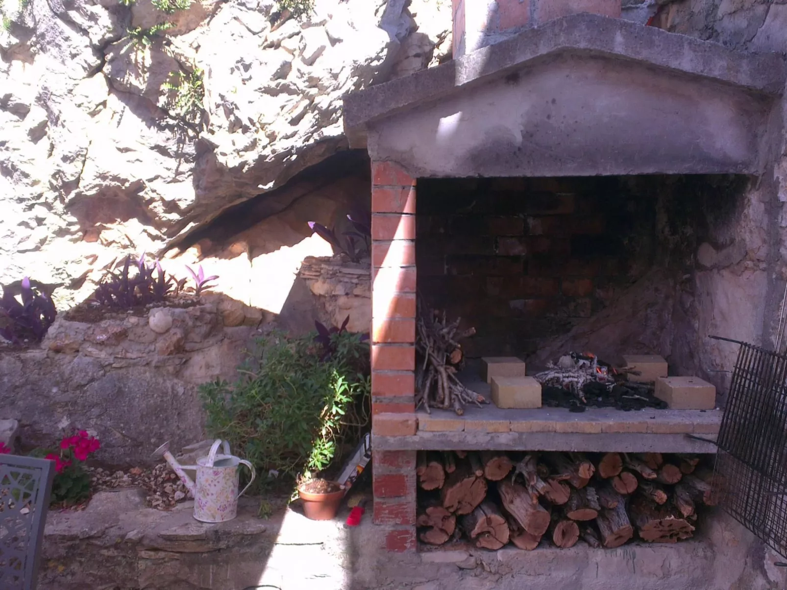 Charmantes Steinhaus mit Pool und Panoramablick-Buiten