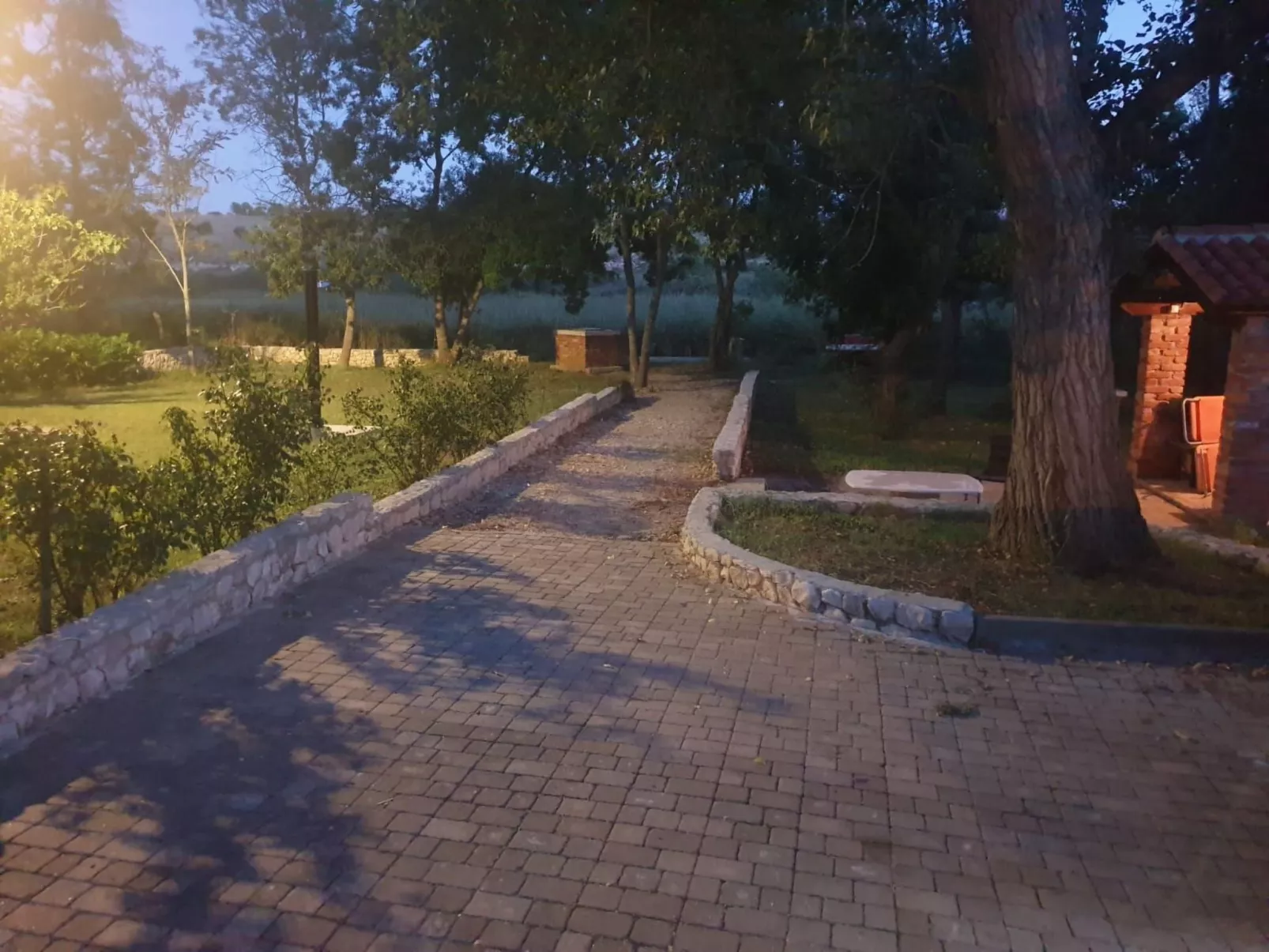 Am Fluss gelegenes Haus mit Galerieschlafplätzen-Buiten