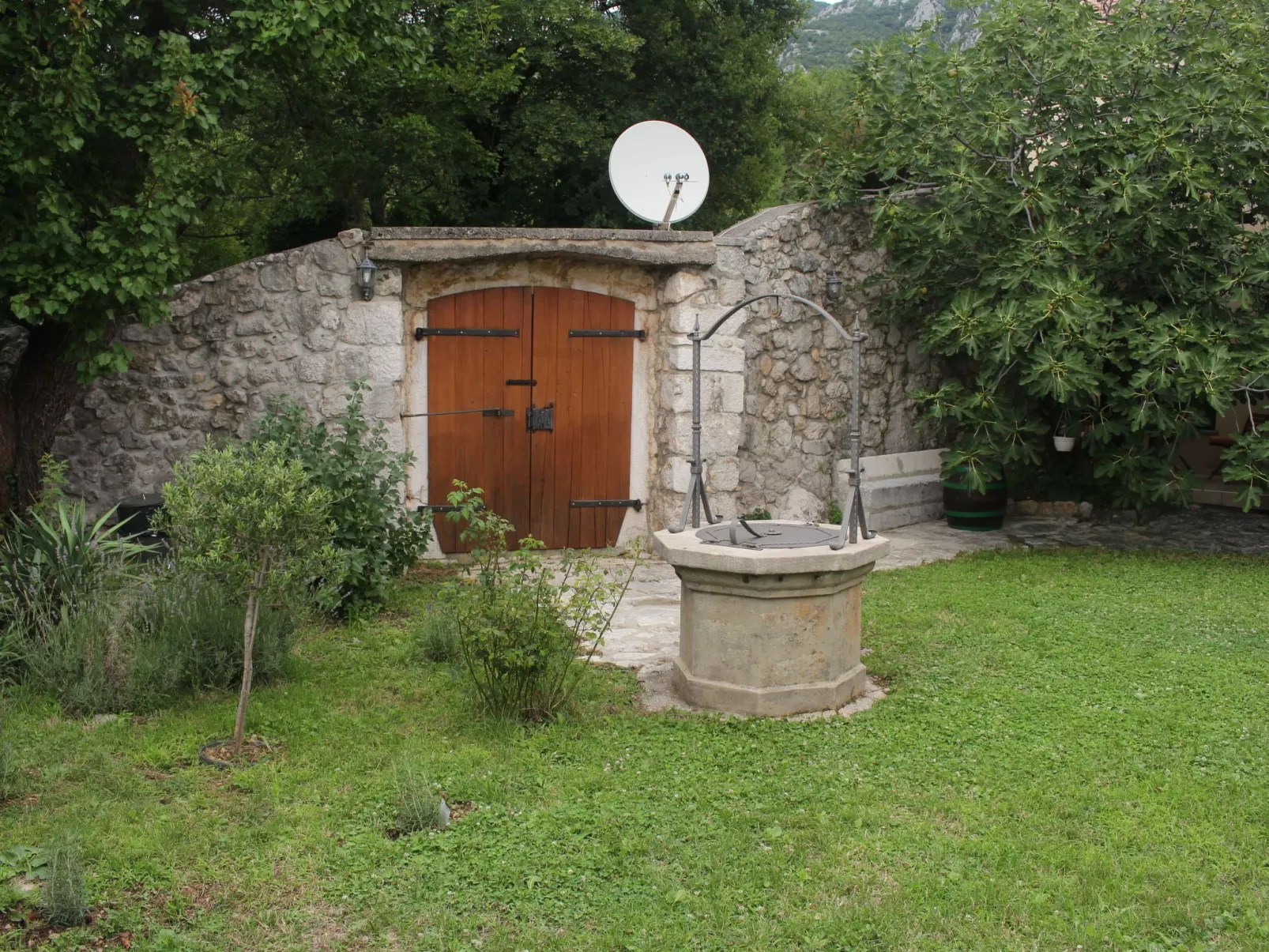 Geräumige Villa mit drei Schlafzimmern und einem ruhigen Garten-Buiten