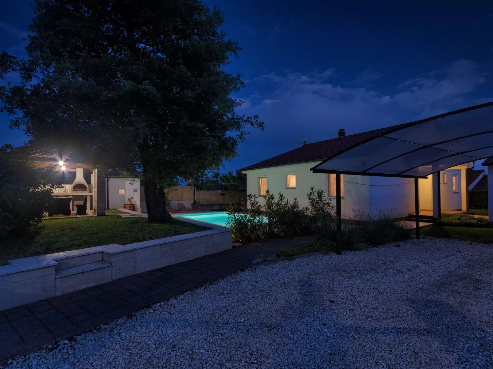 Haus Daniela mit überdachter Terrasse und Pool-Buiten