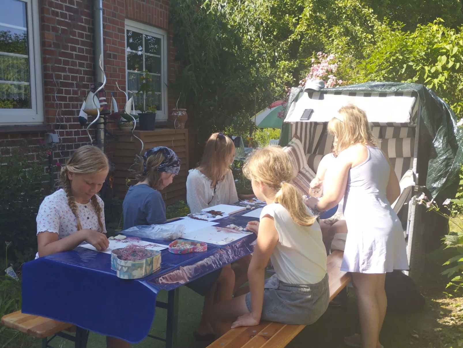 Strandnahes Studio mit kleiner Gartenterrasse-Buiten