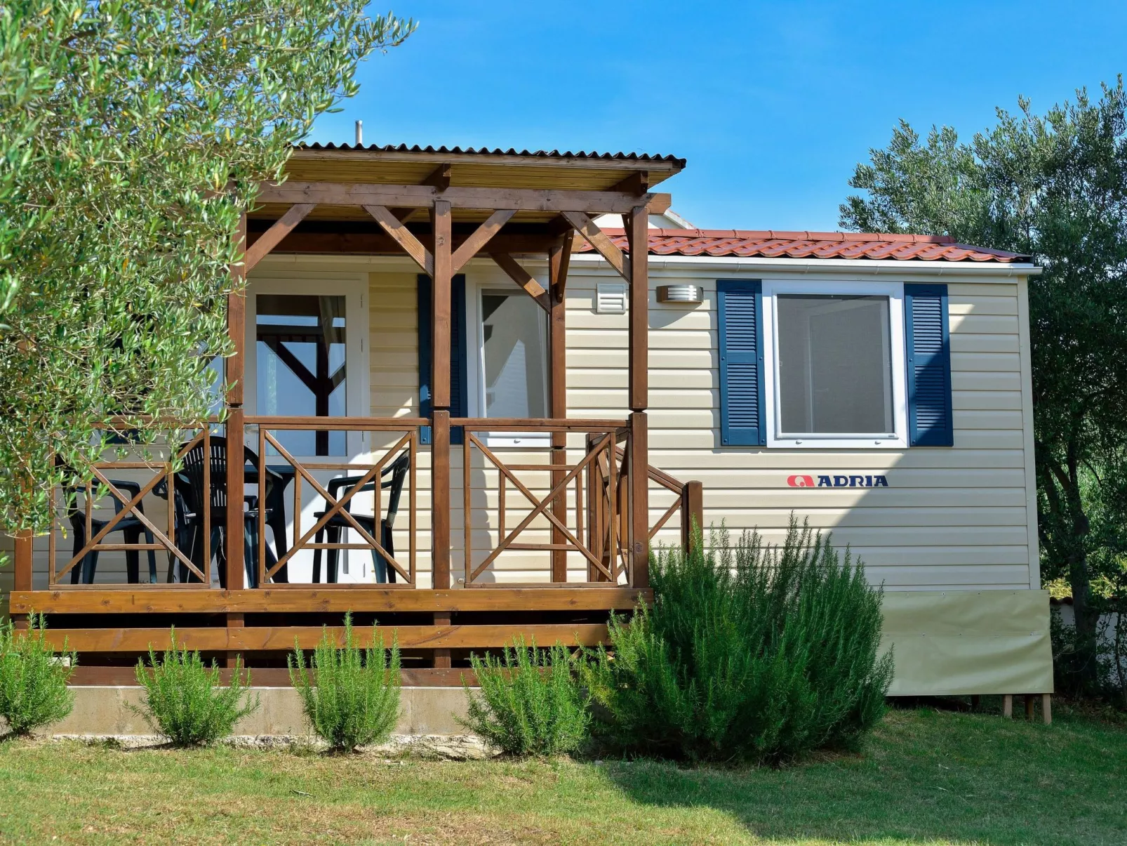 Mobilheim mit Blick auf das Wasser-Buiten