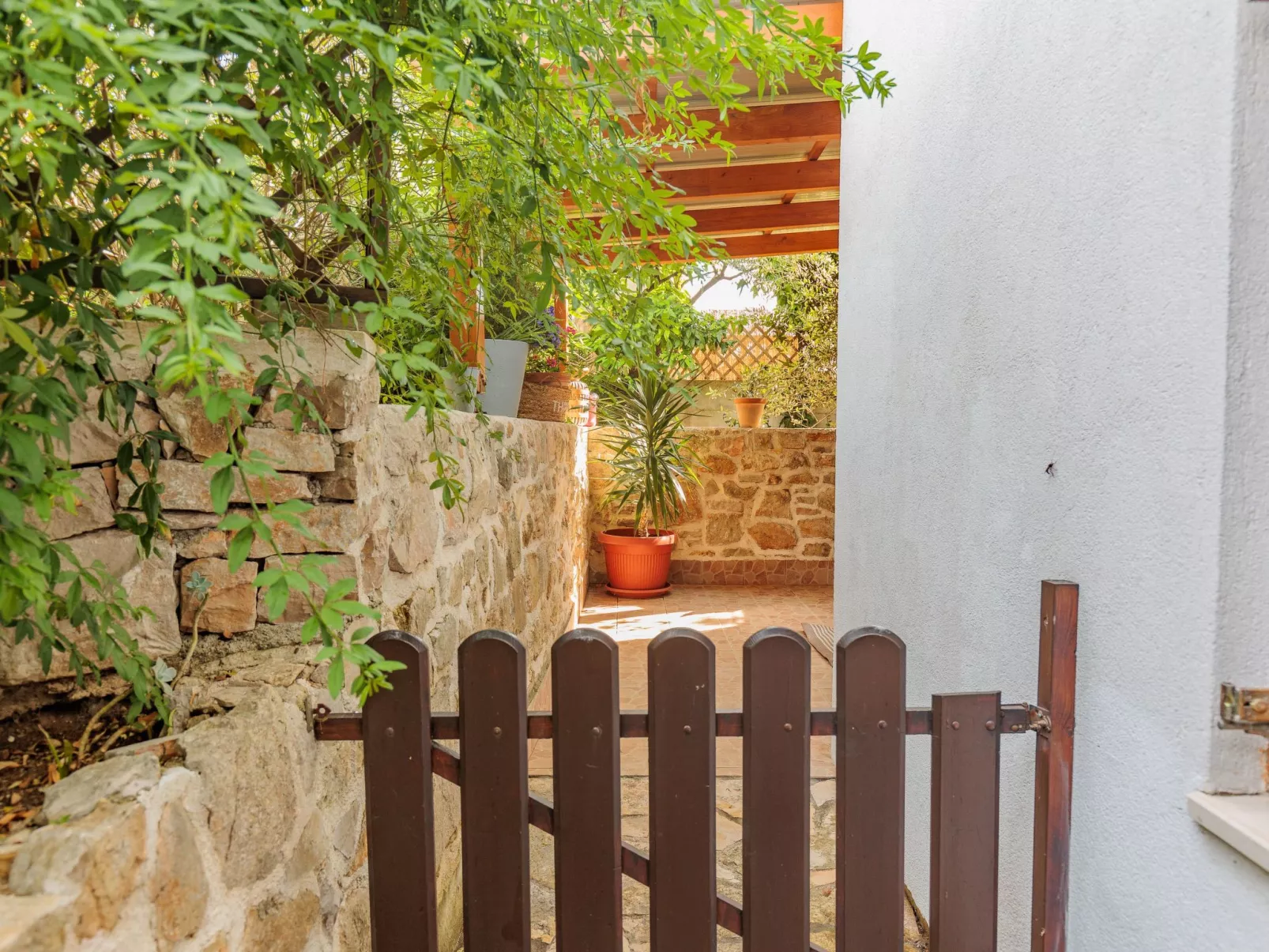 Traditionelles Steinhaus am Meer in Preko-Buiten