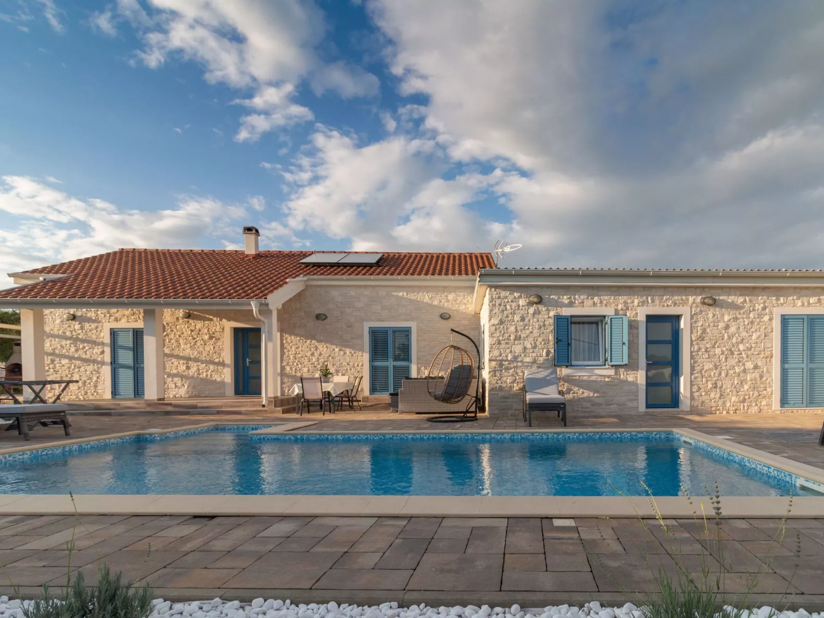 Villa mit Garten, Grill und Terrasse-Buiten