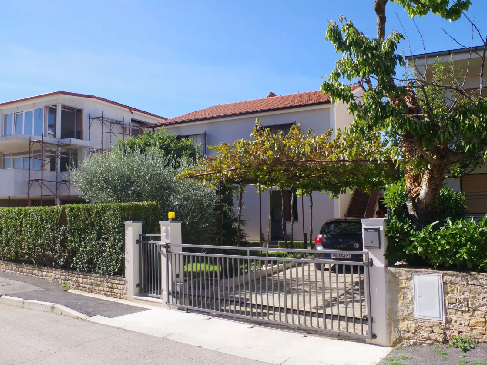 "Toni" mit Terrasse-Buiten