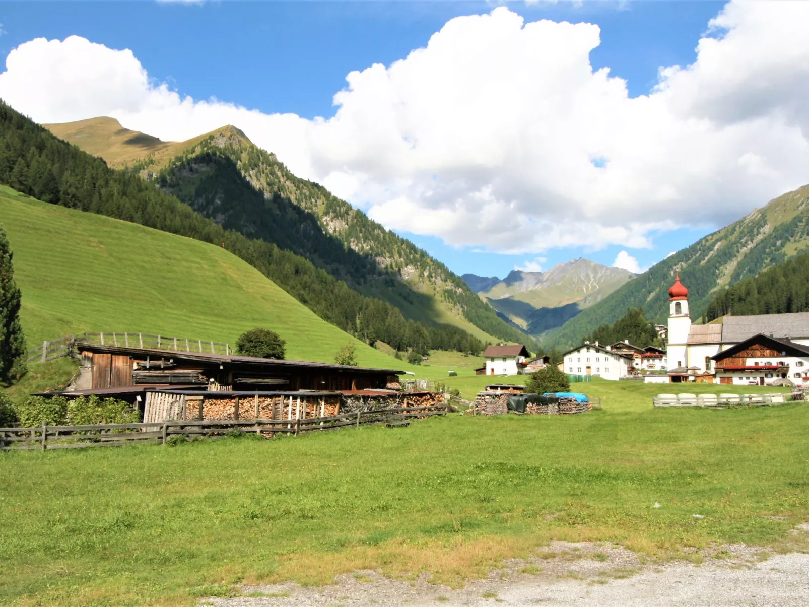 Mit Schwedenofen und großer Terrasse-Omgeving