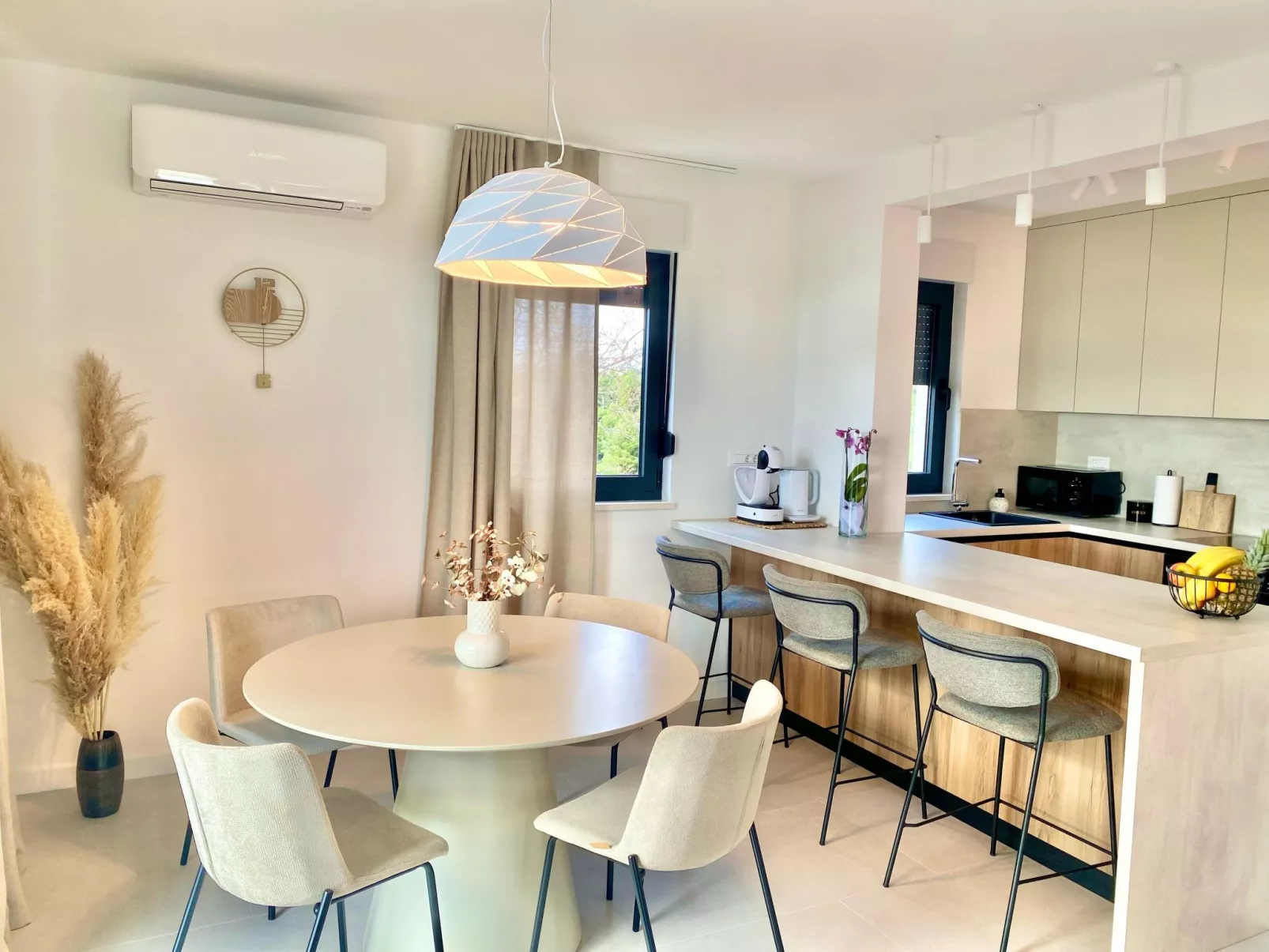 Villa mit beheiztem Infinity-Pool und Massagedüsen-Binnen