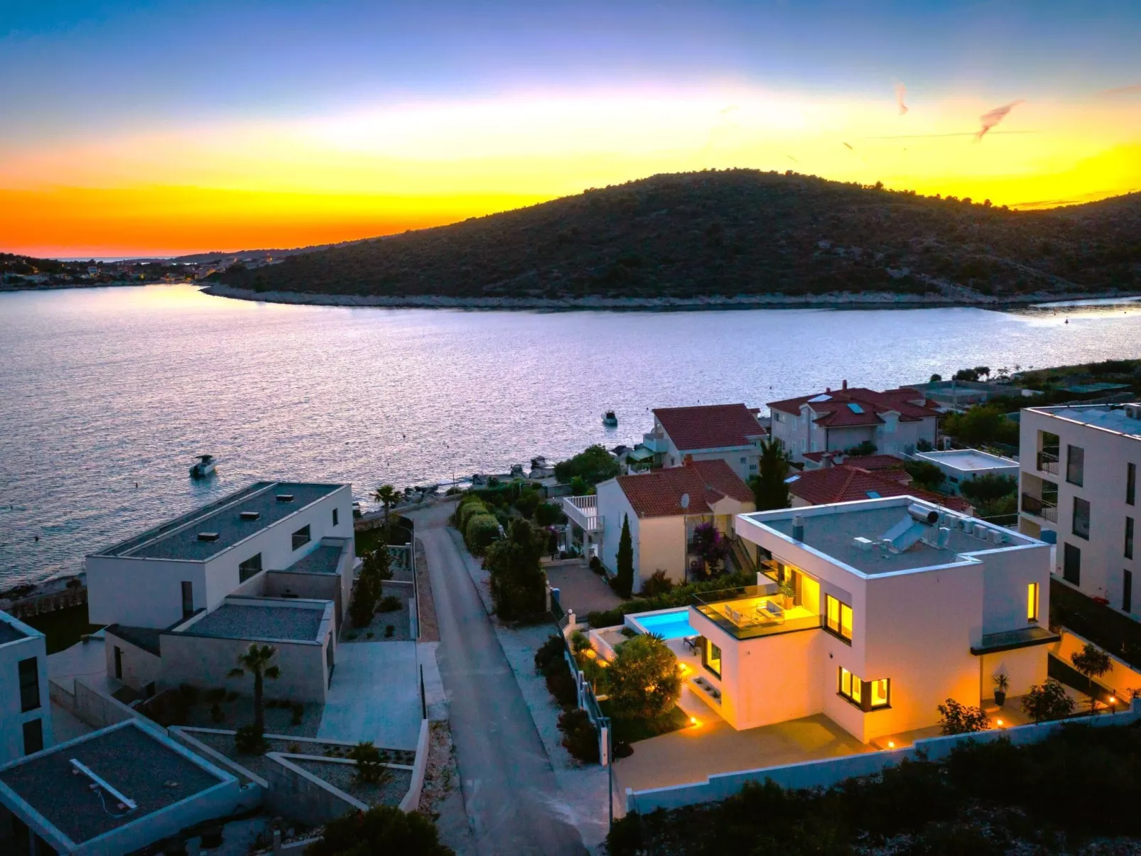 Luxuriöse Villa Dolce Vita direkt am Meer mit privatem Pool und Parkplatz-Buiten