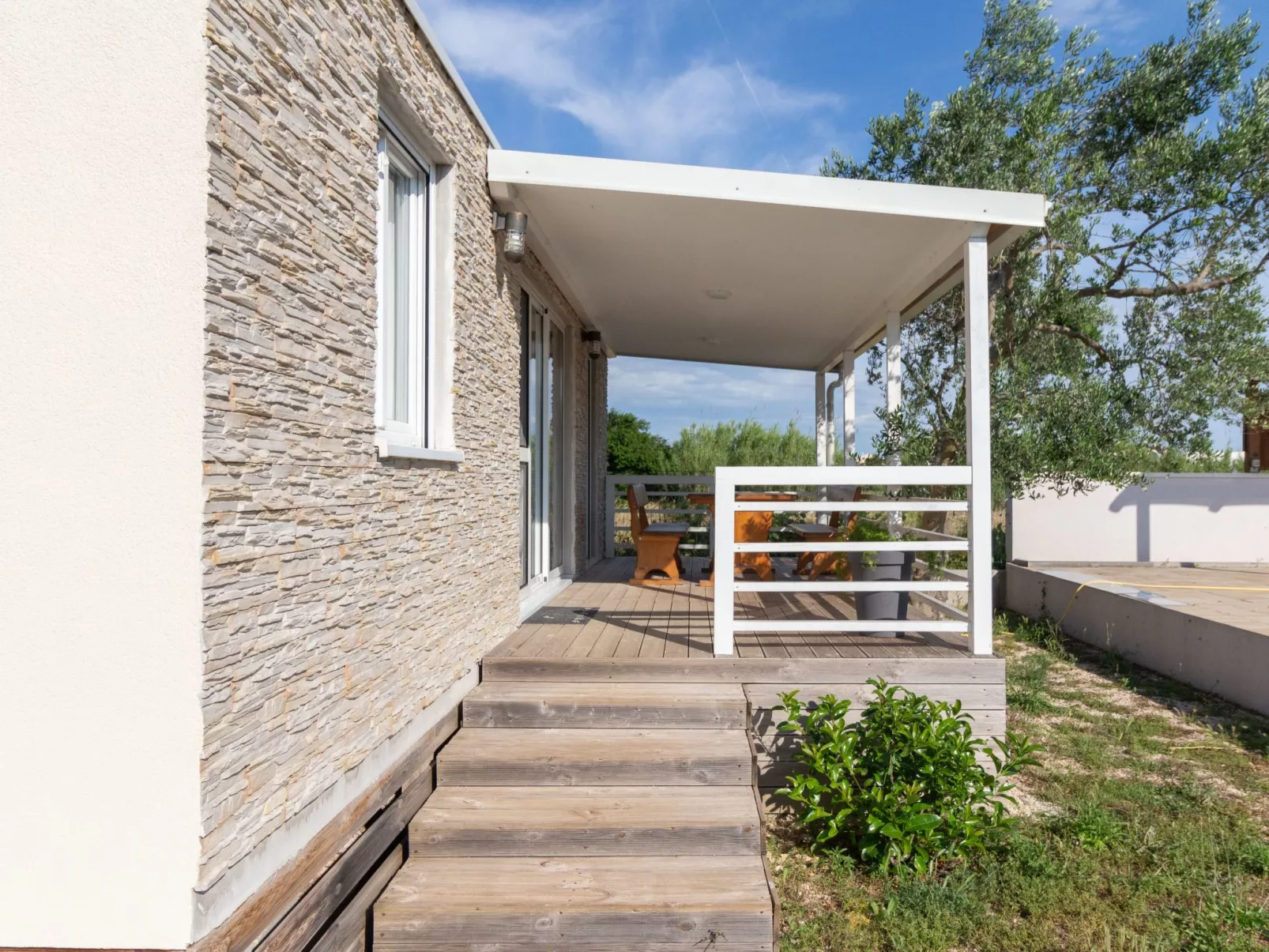 Mobilheim mit Privatparkplatz-Buiten