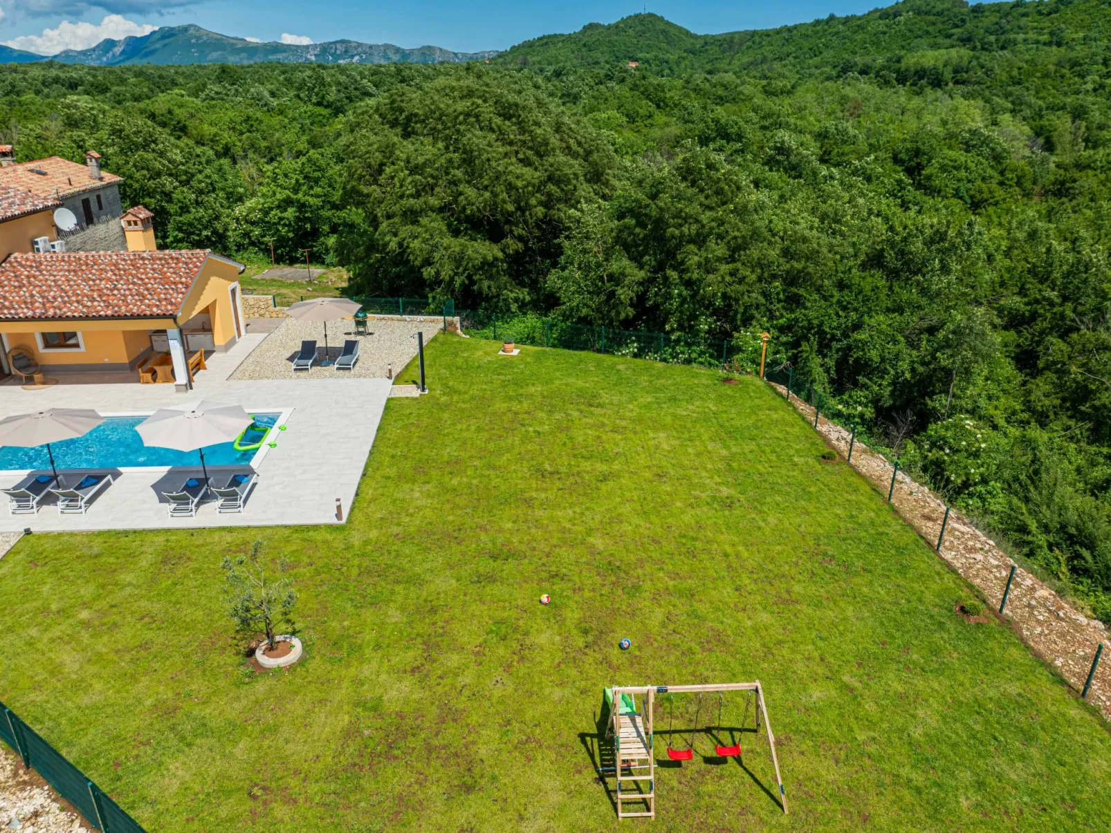 Luxuriöse Ferienvilla mit atemberaubender Aussicht-Buiten