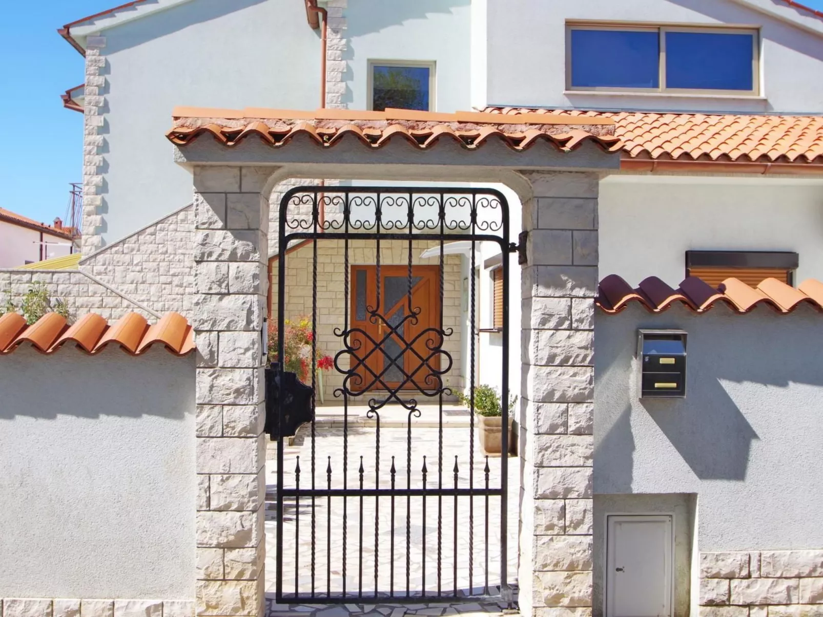 Geräumige Wohnung mit schöner Terrasse und Garten-Buiten