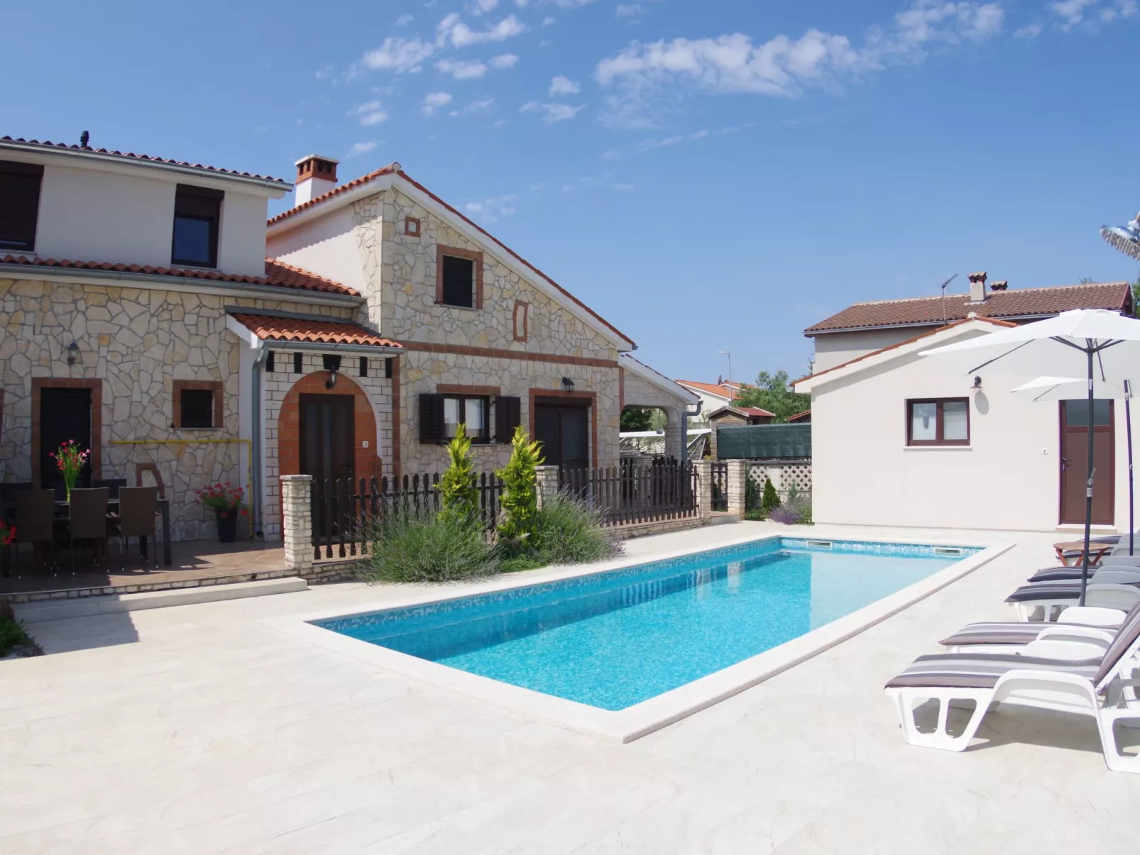 Geräumiges Ferienhaus mit 4 Schlafzimmern und privatem Pool-Buiten