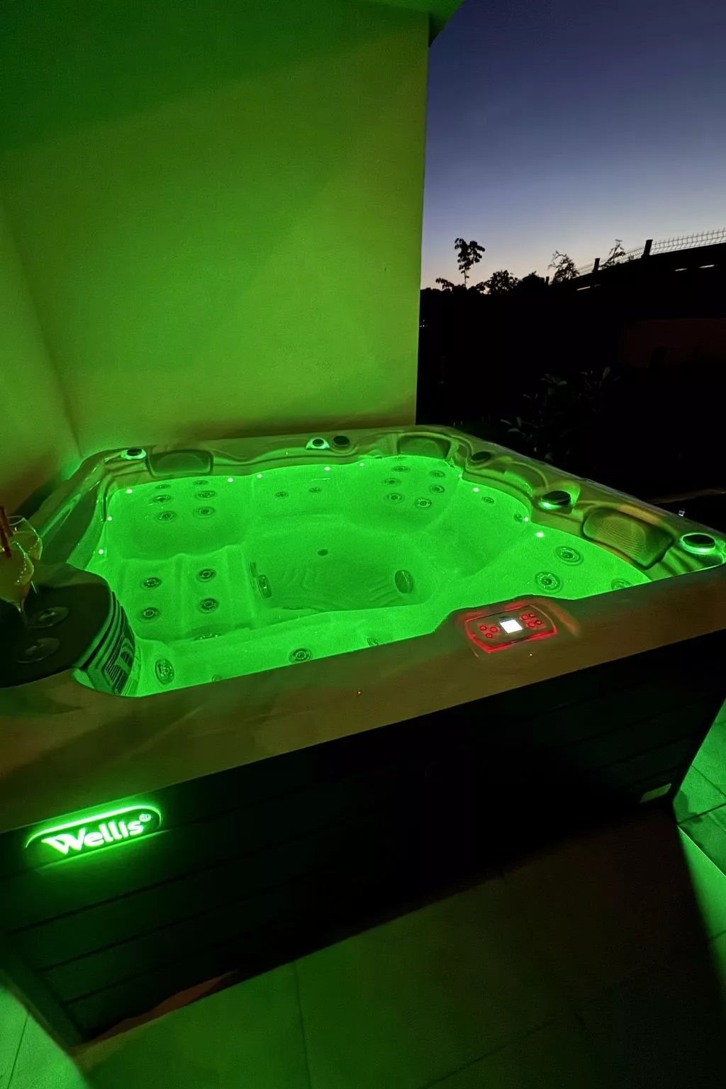 Luxus-Appartement mit Jacuzzi, Parkplatz und Garten-Buiten