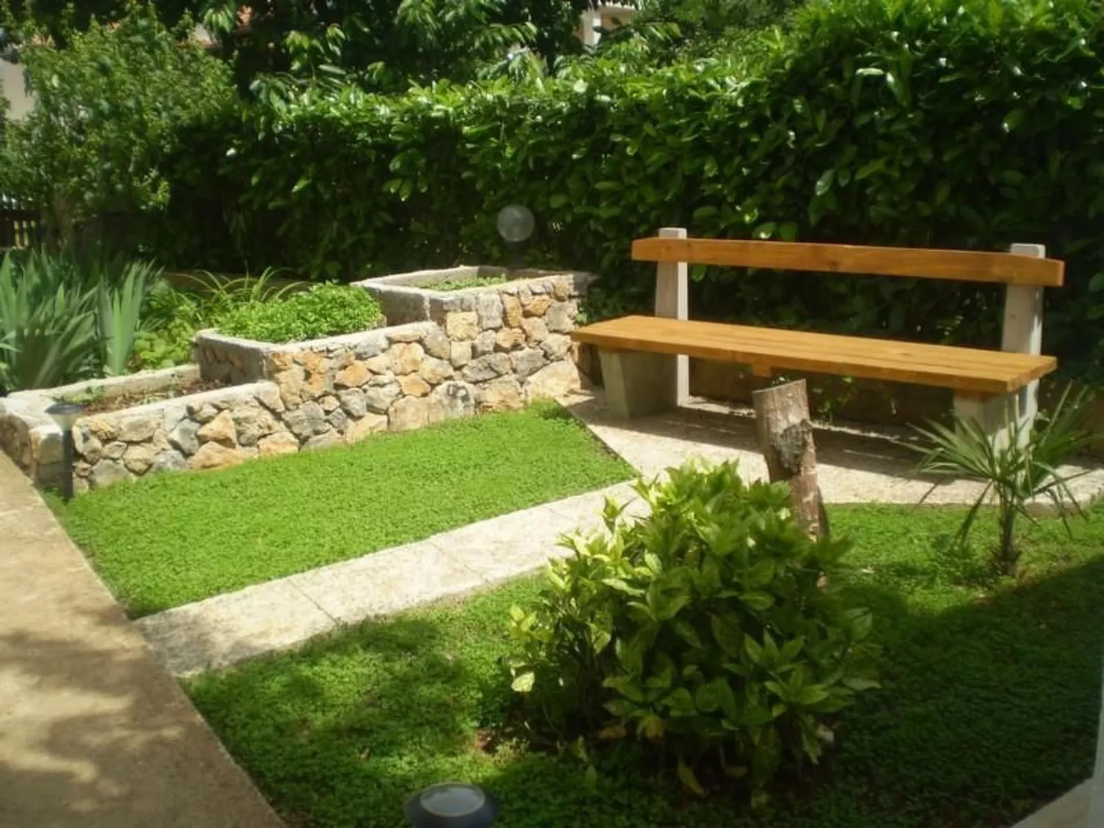 Apartment mit einem kleinen Wohn- und Essbereich und Schlafzimmer-Buiten