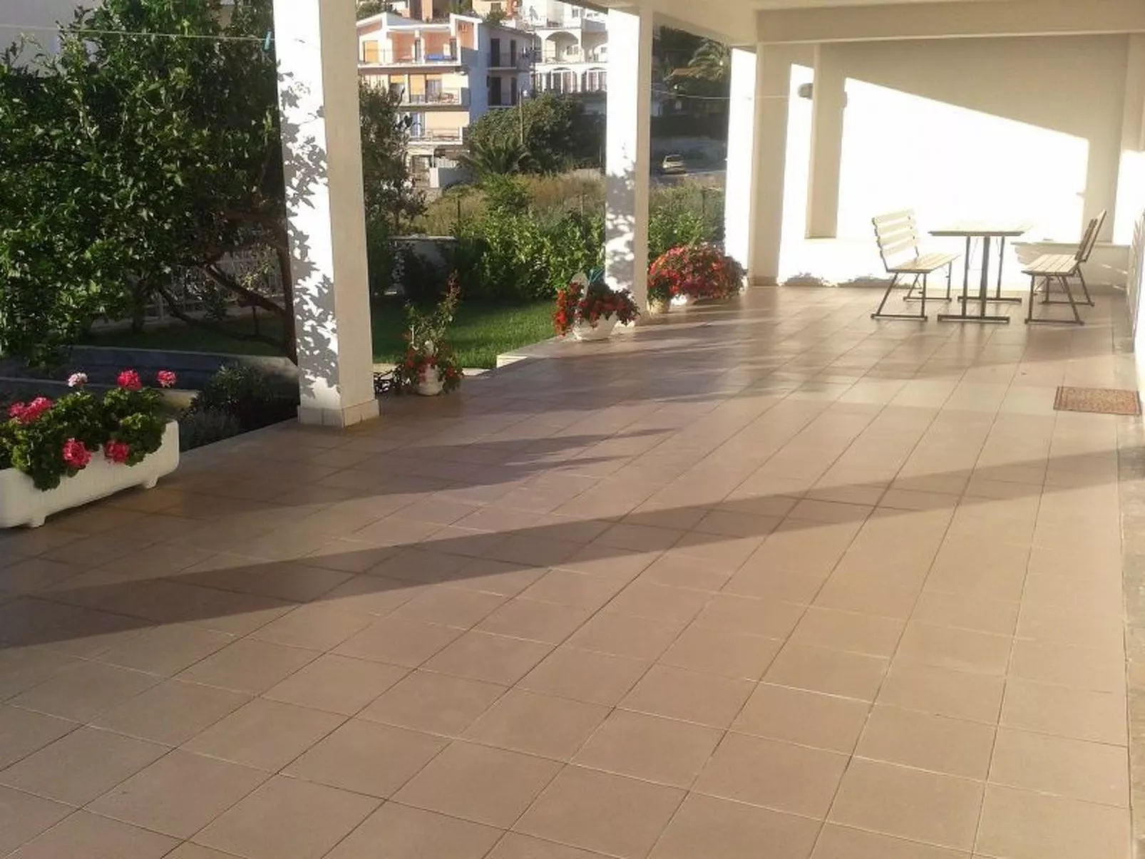 Strandnahe Wohnung mit großer Terrasse-Image-tags.info