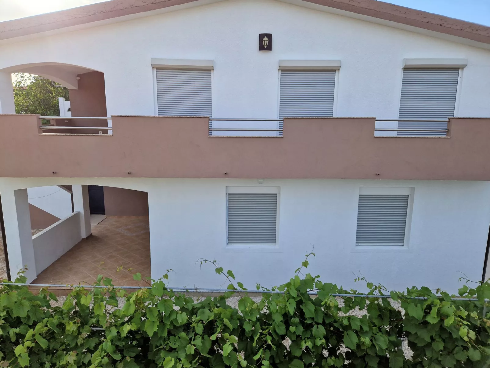 Ema erste Etage mit offener Terrasse-Buiten