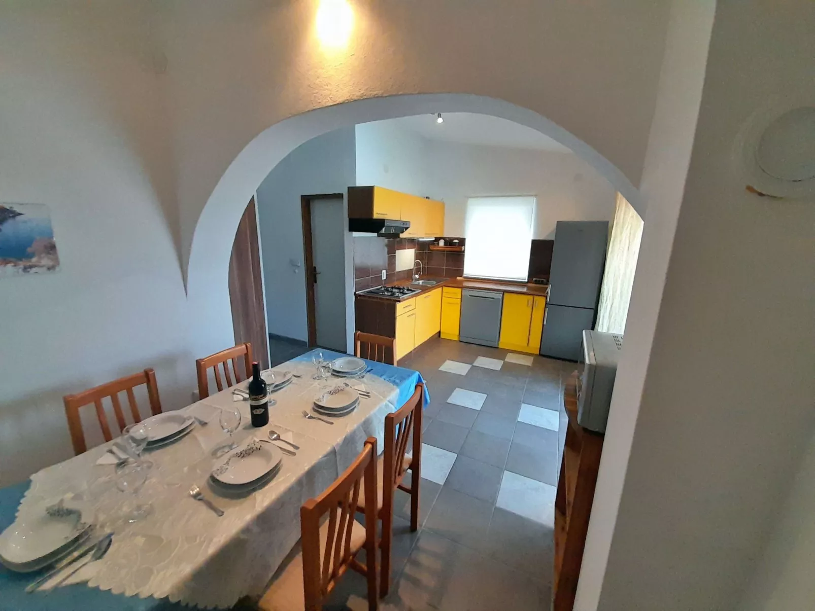 Mit zwei Terrassen für sechs Personen-Binnen