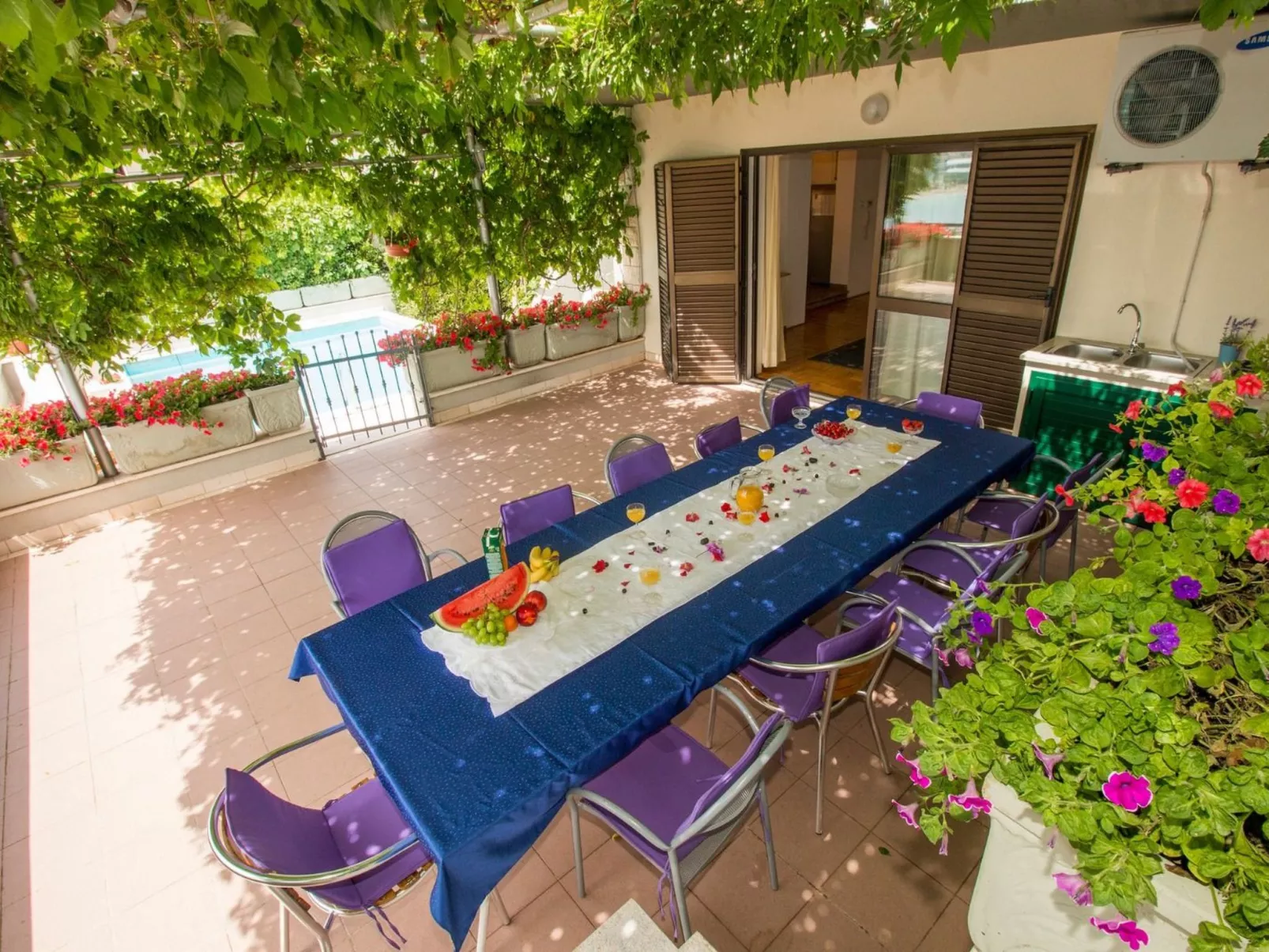 Geräumiges Ferienhaus in Omiš mit Privatem Pool-Buiten