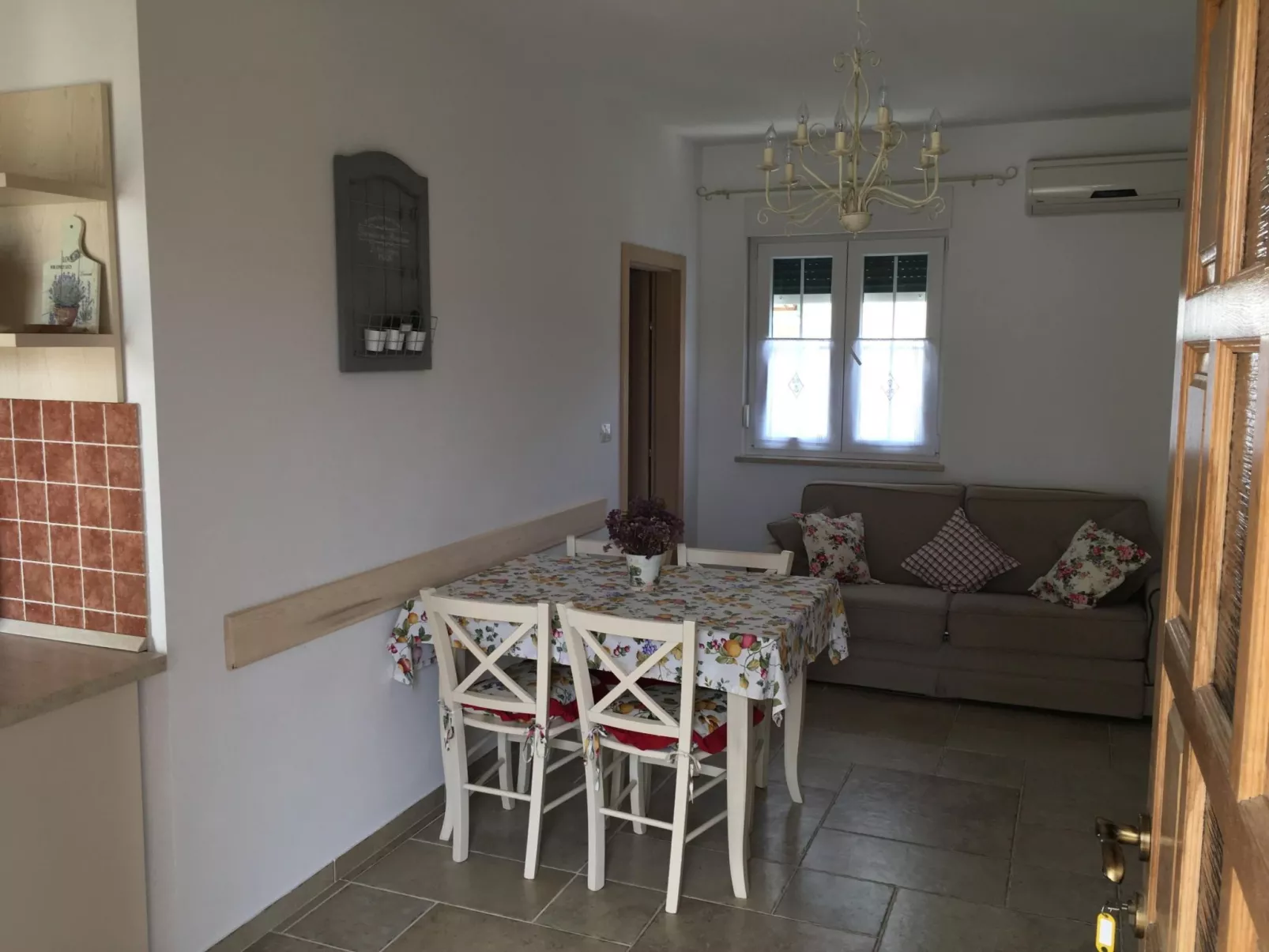 Appartement in Stoja mit Möbliertem Balkon-Image-tags.info