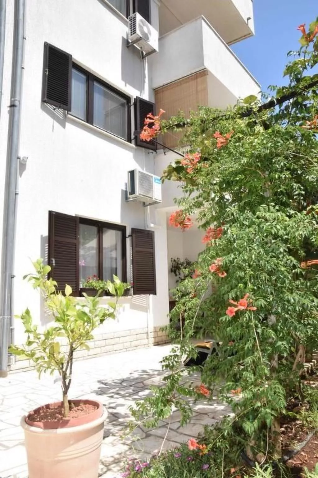 Wohnung mit Garten in der Nähe des Zentrums-Buiten