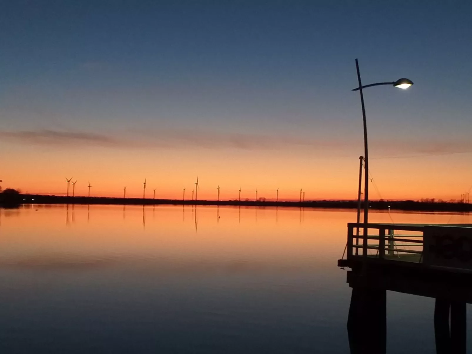 Moderne Ferienwohnung mit Balkon, nur 500 Meter von Meer und Strand entfernt-Buiten