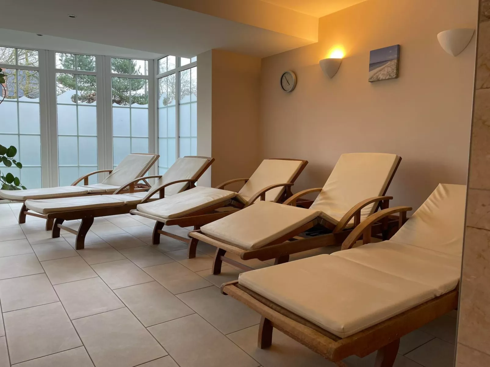 Helle Ferienwohnung mit Wellnesslandschaft-Buiten