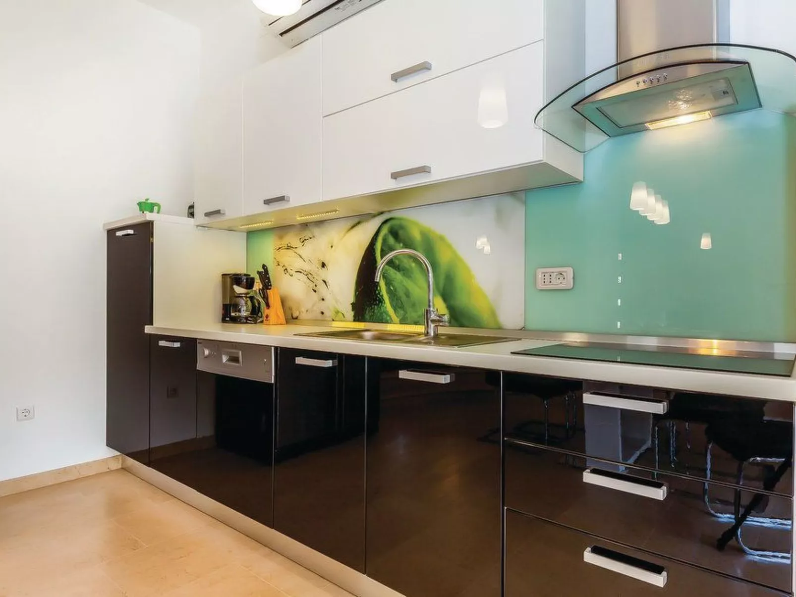 Geräumige, topmoderne Ferienvilla mit eigenem Pool-Binnen