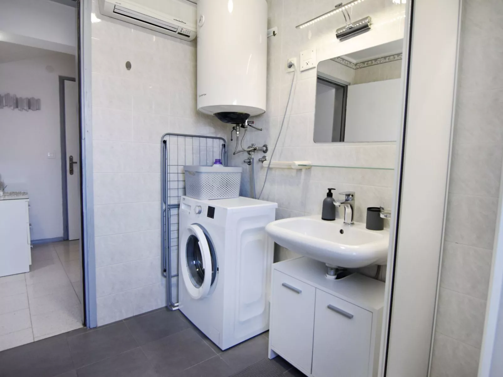 GALLERY SANDRO-Binnen