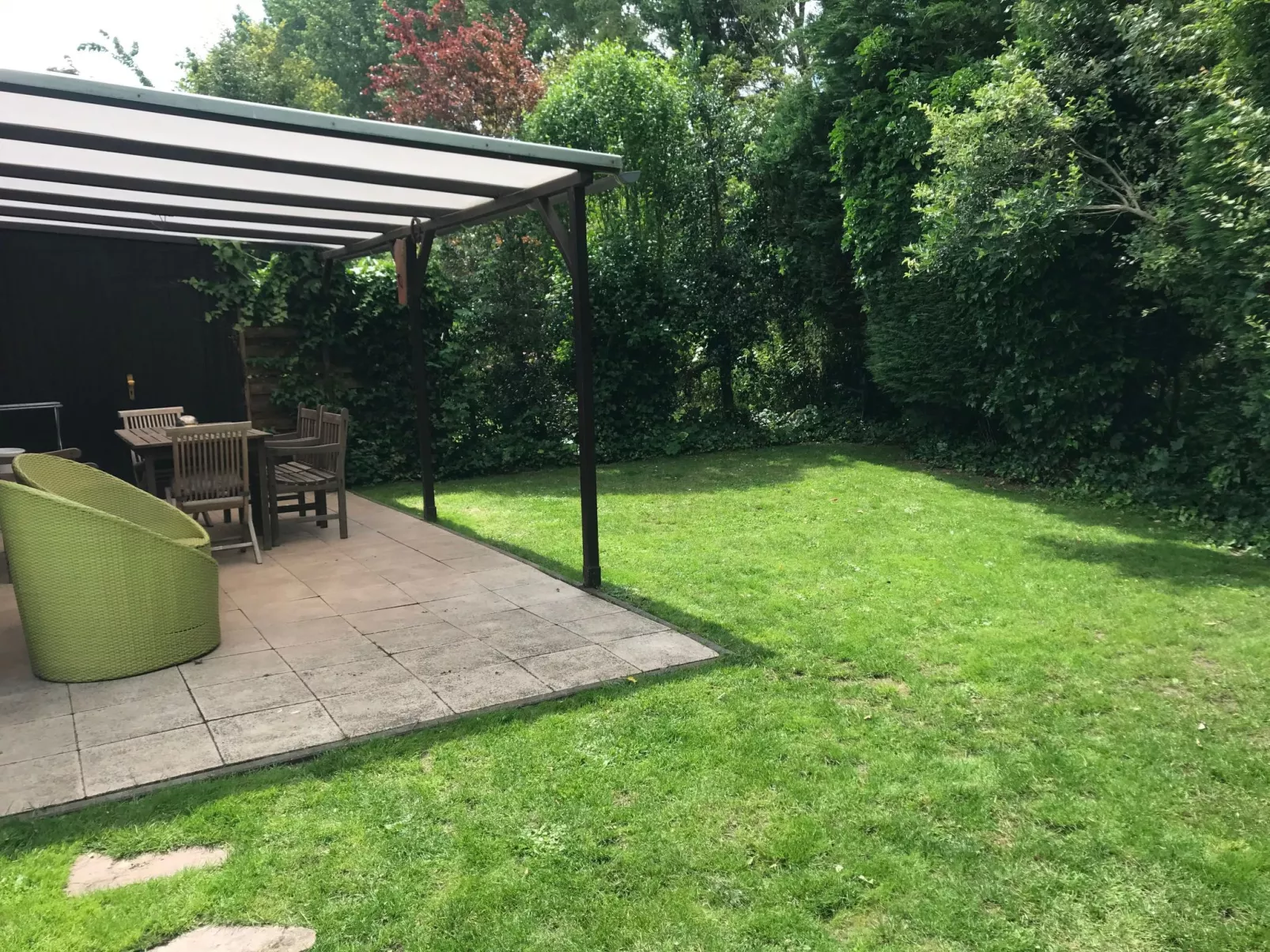 Gemütliches Vier-Personen-Bungalow mit Überdachung-Buiten