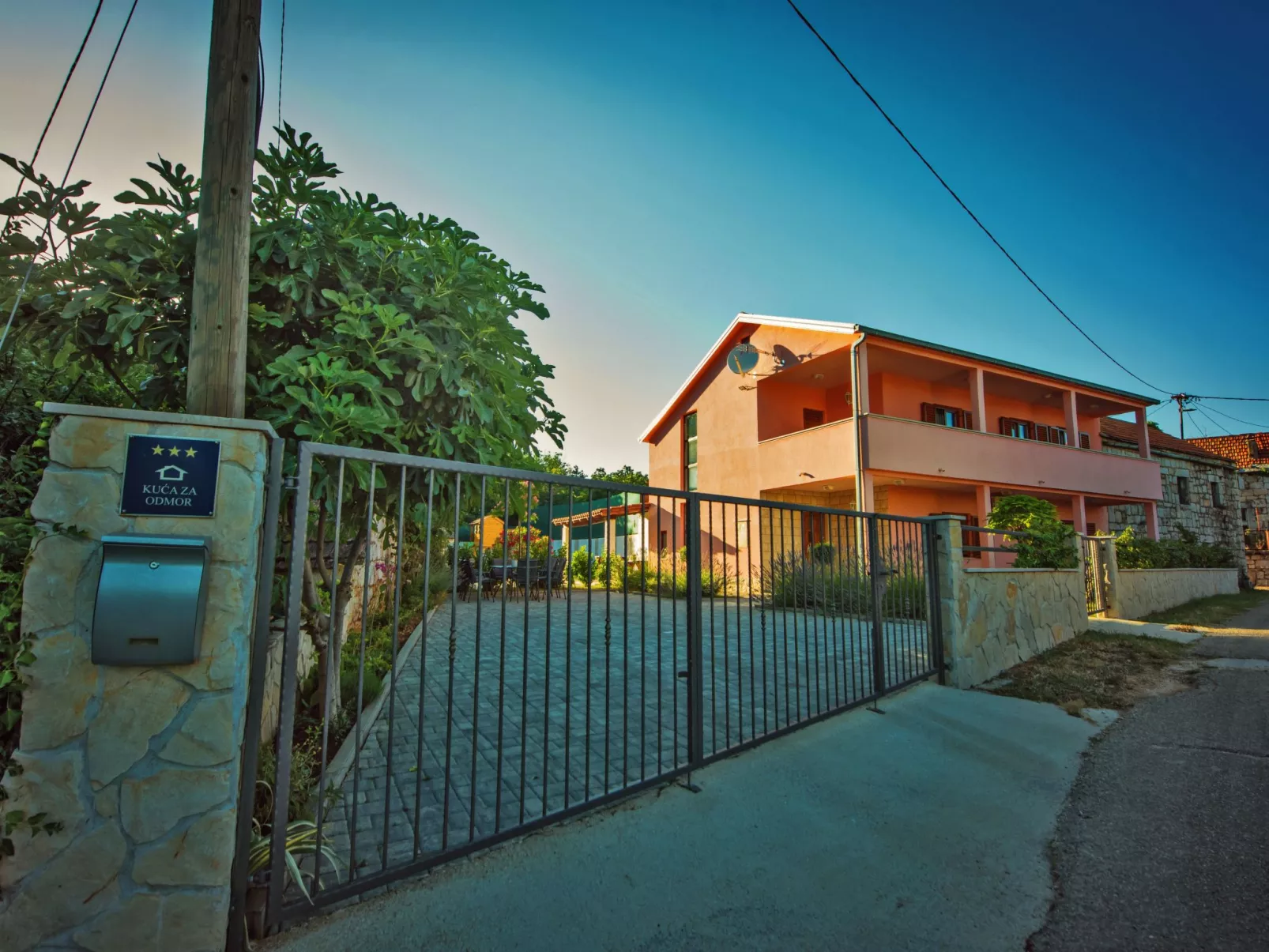 Haus in Grubine mit Außenpool-Buiten